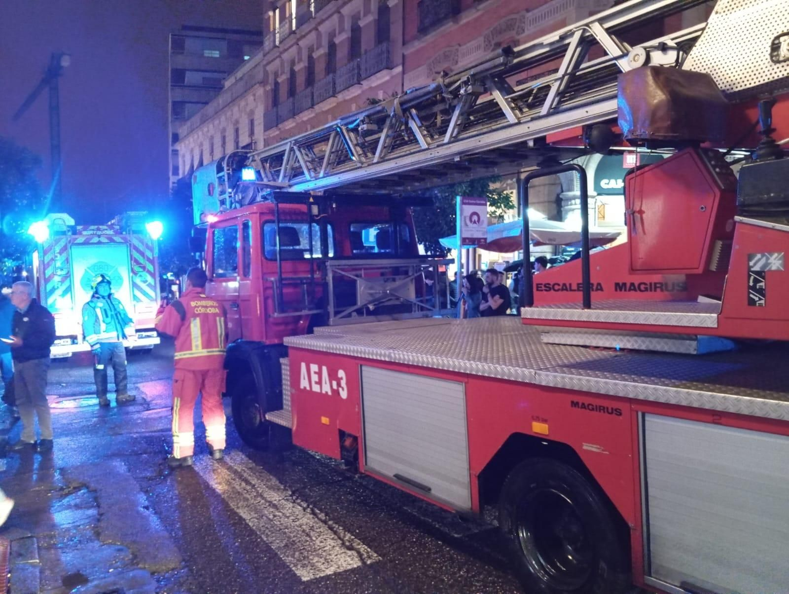 Camiones de bomberos en la calle Claudio Marcelo en Córdoba.