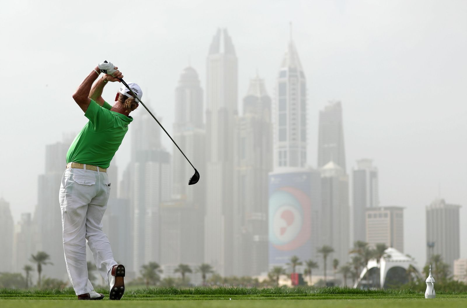 Miguel Ángel Jiménez golpea desde la calle.