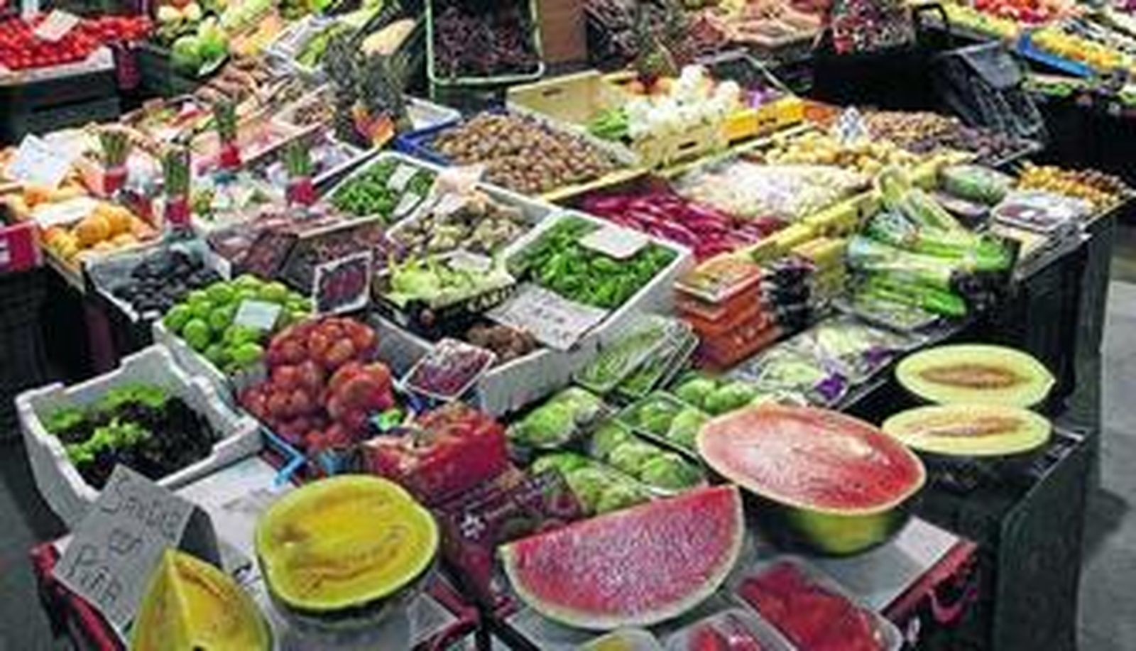 Puesto de frutas, verduras y hortalizas en el mercado de Triana de Sevilla.