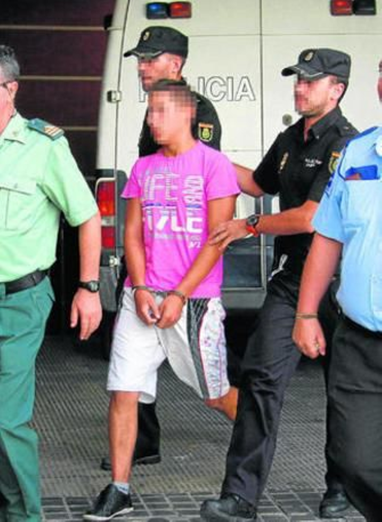 El menor, esposado, durante su traslado al juzgado de Menores, al mediodía de ayer en la Buhaira.