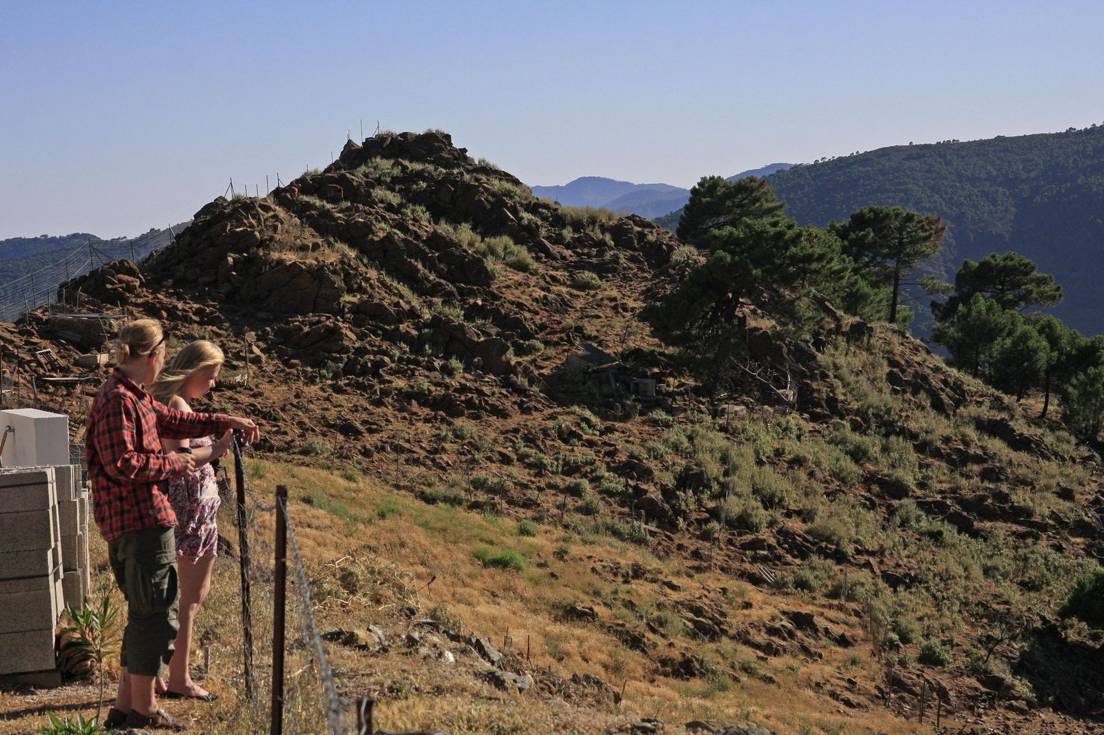 Dos visitantes, en un paraje de Sierra Bermeja.
