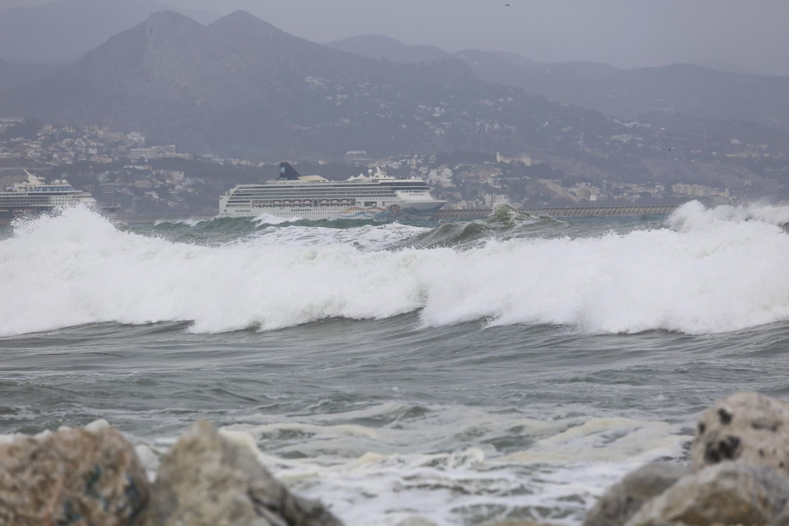 Las fotos del temporal en las playas de Málaga