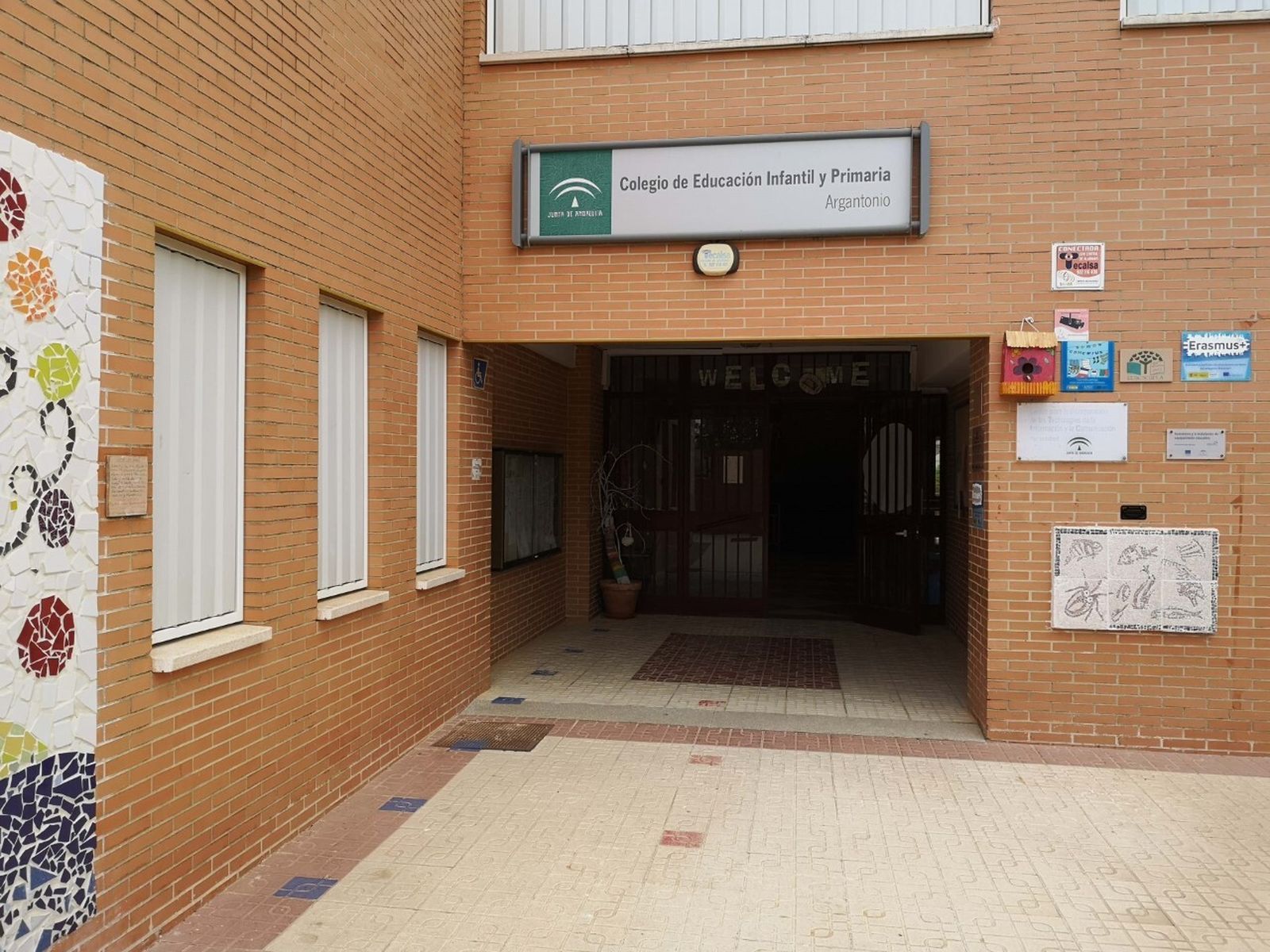 Entrada del Colegio Argantonio, que se convertirá en un instituto.