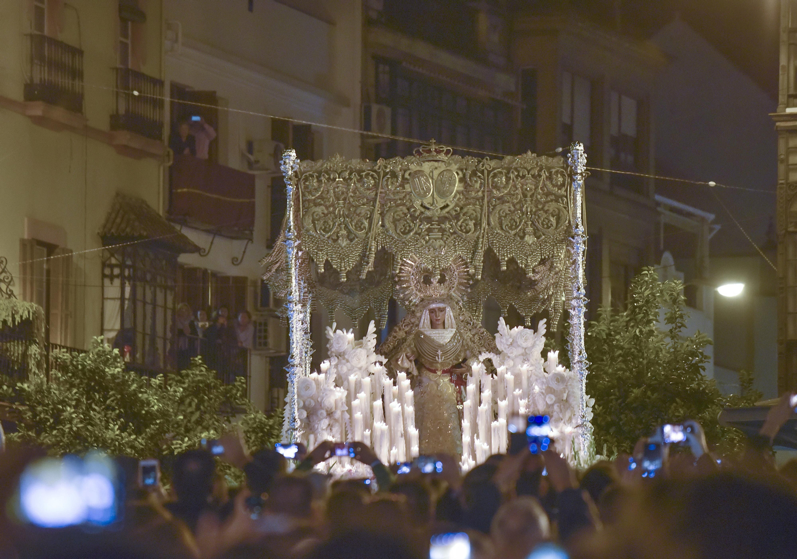 El regreso de la Esperanza de Triana, en imágenes