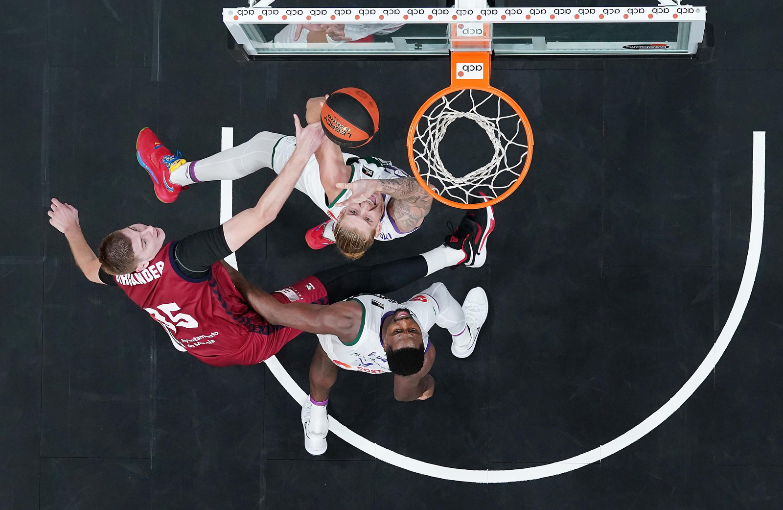 Pelea por el rebote.