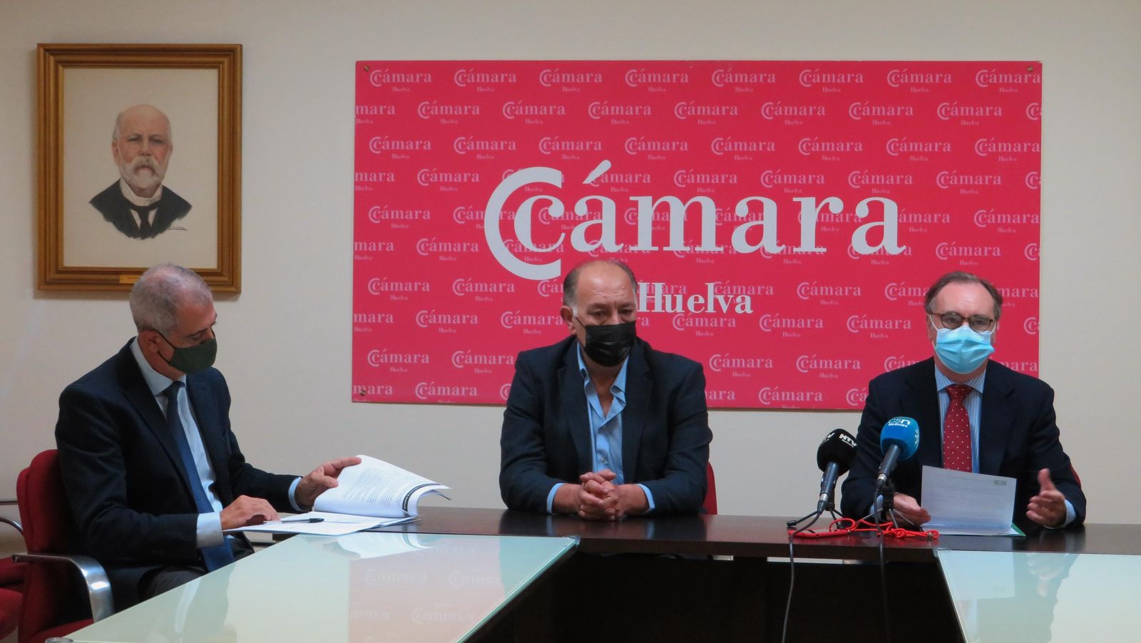 Arsenio Martínez (i), Antonio Gemio y Antonio Augustín en la presentación de esta mañana en la Cámara de Comercio.