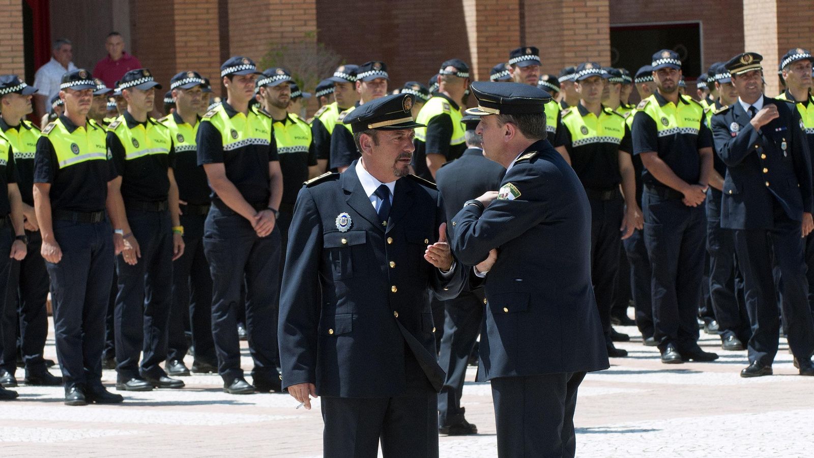Los superintendentes Juan José García y Gabriel Nevado dialogan en un acto.