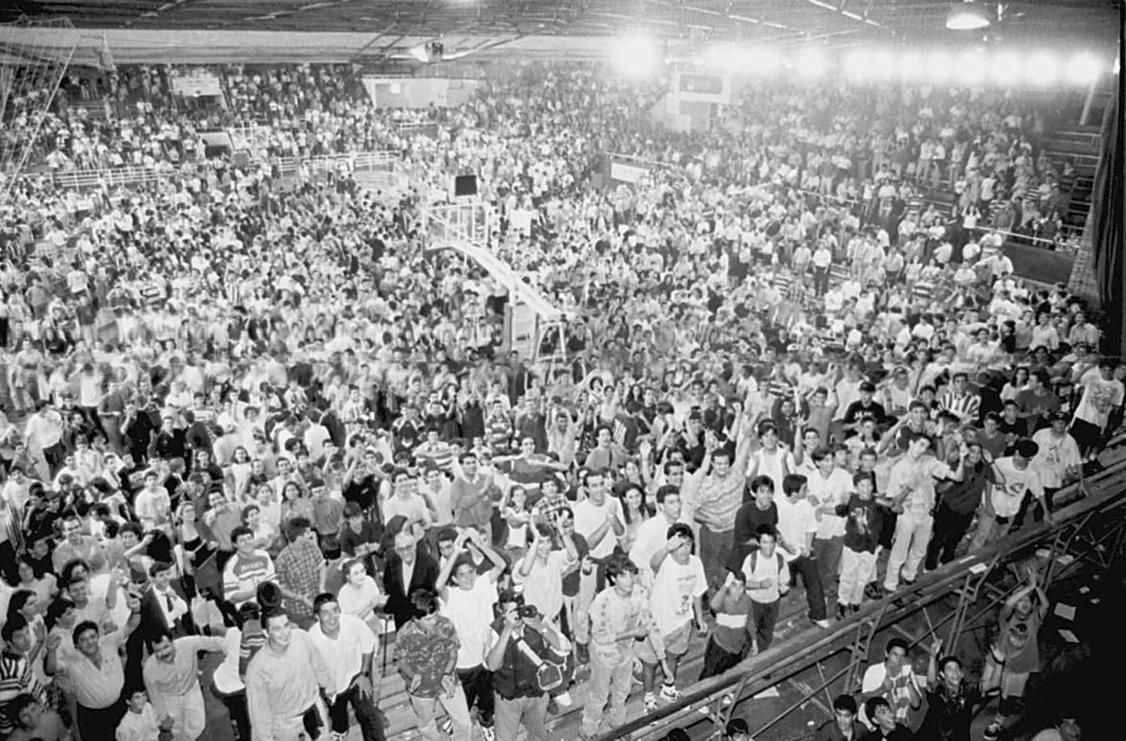 Aficionados del CB Huelva celebrando el ascenso a la ACB.