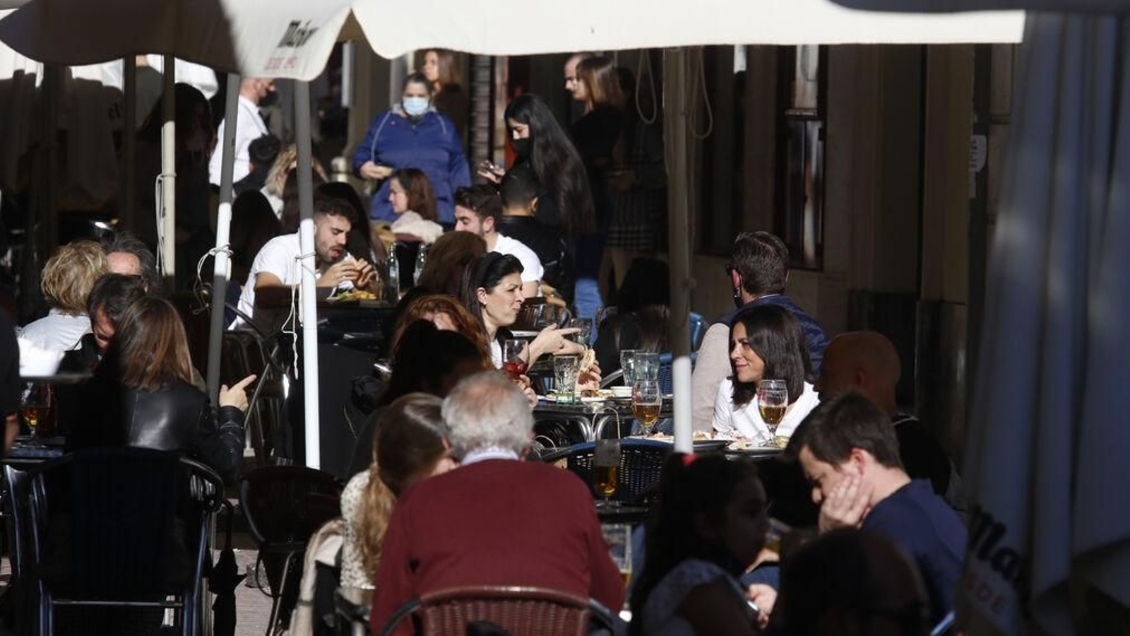 Varias personas en una terraza de Córdoba. Varias personas en una terraza de Córdoba.
