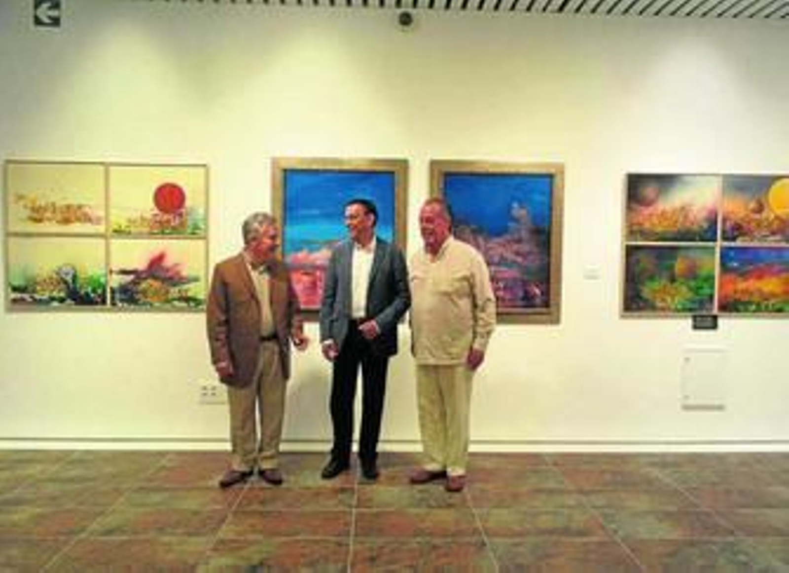 El presidente de la Diputación de Huelva, Ignacio Caraballo -en el centro-, en la inauguración de la muestra.