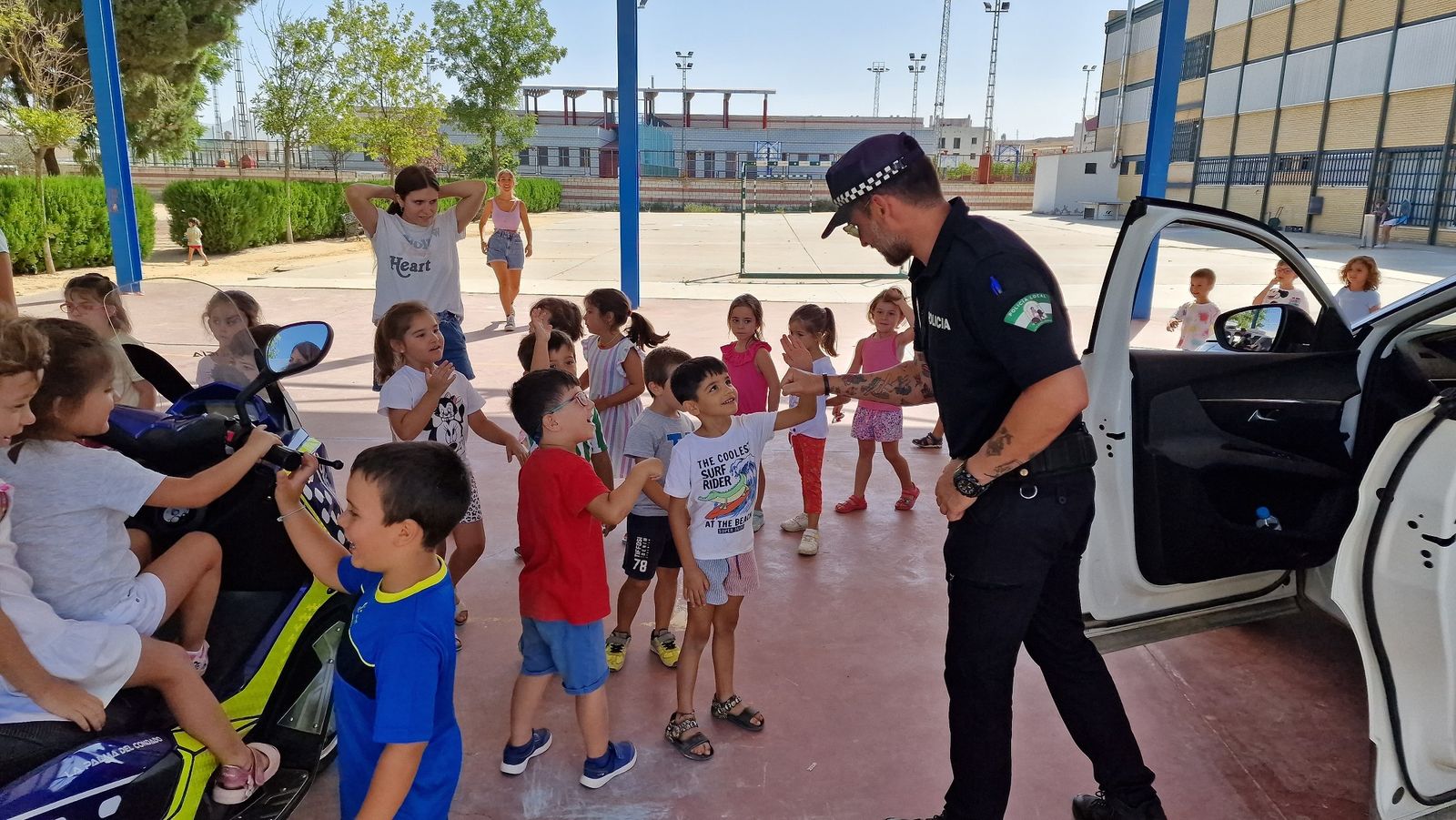 La policía local en la escuela de verano en La Palma del Condado.