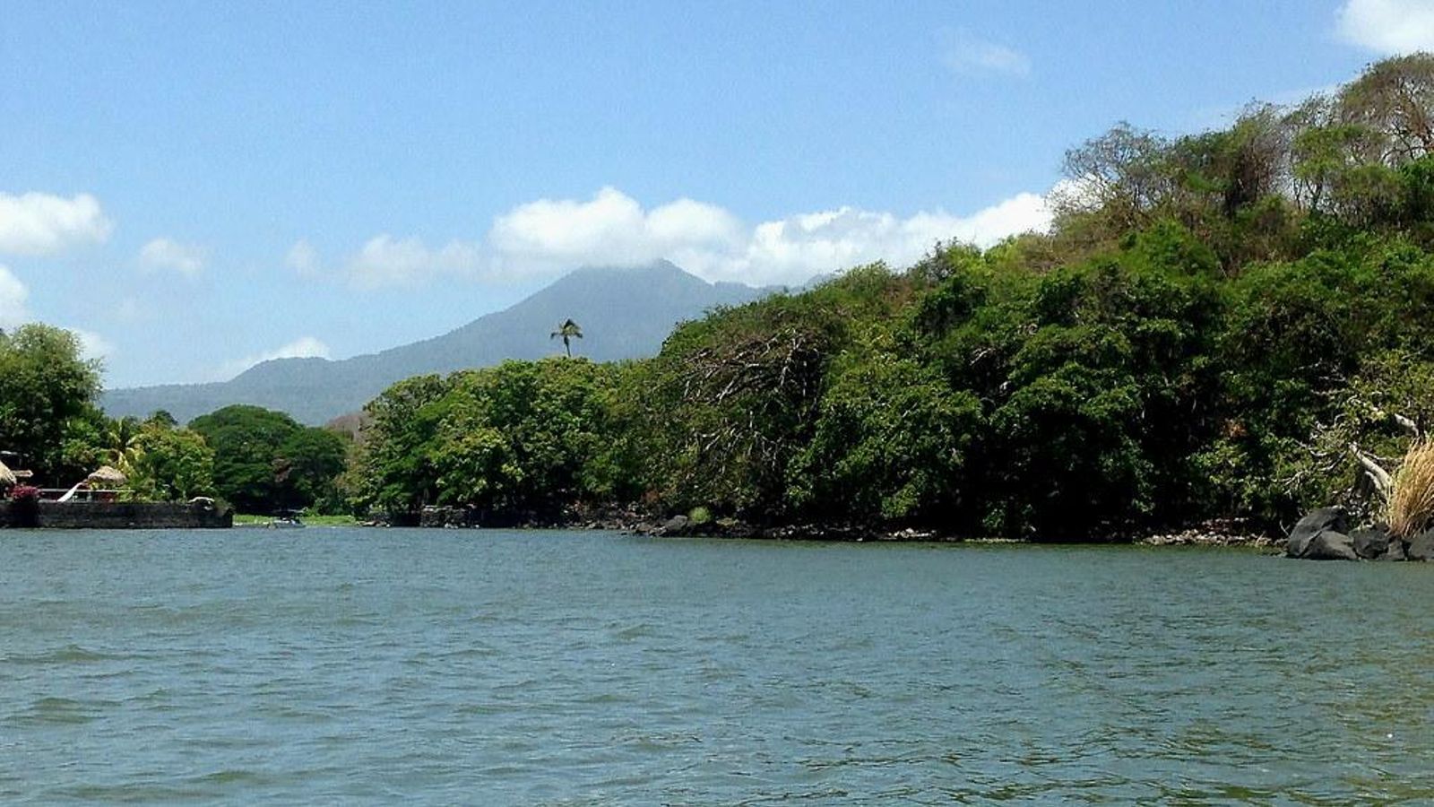 El Volcán Mombacho visto desde el Lago Cocibolca, dos joyas naturales de Granada.