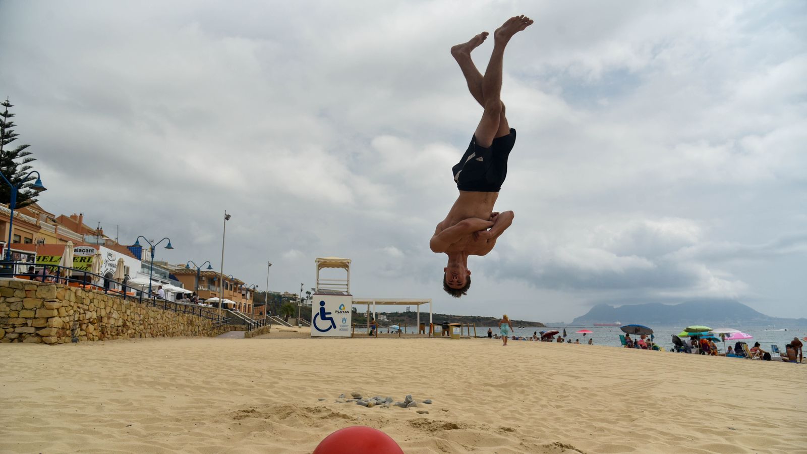 Mañana de calistenia en la playa de Getares
