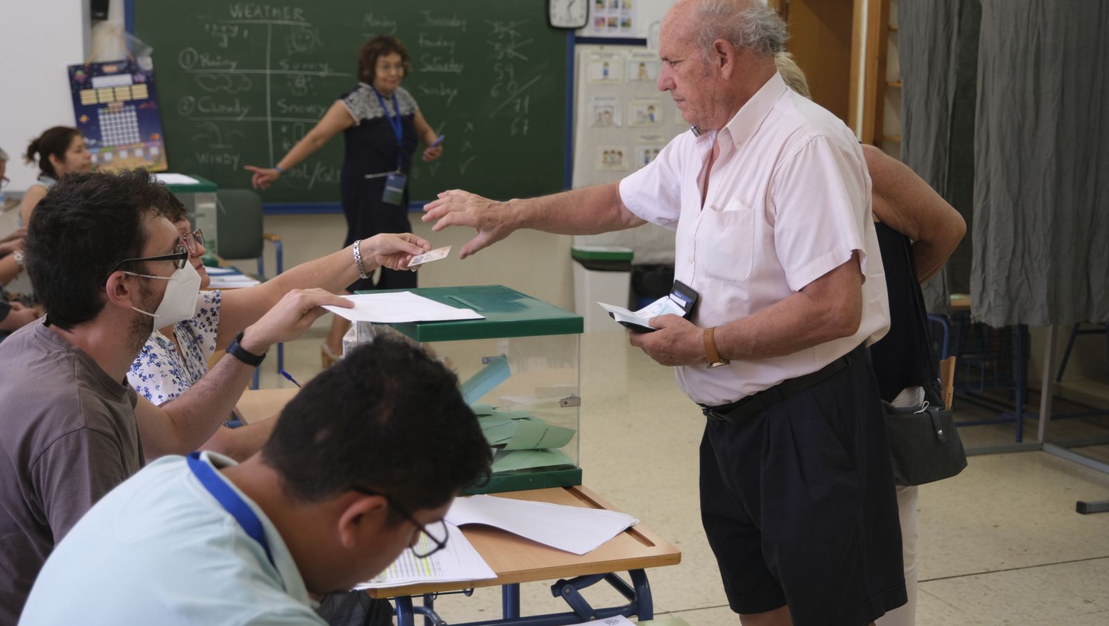 Imágenes de la votaciones en Almería al parlamento andaluz