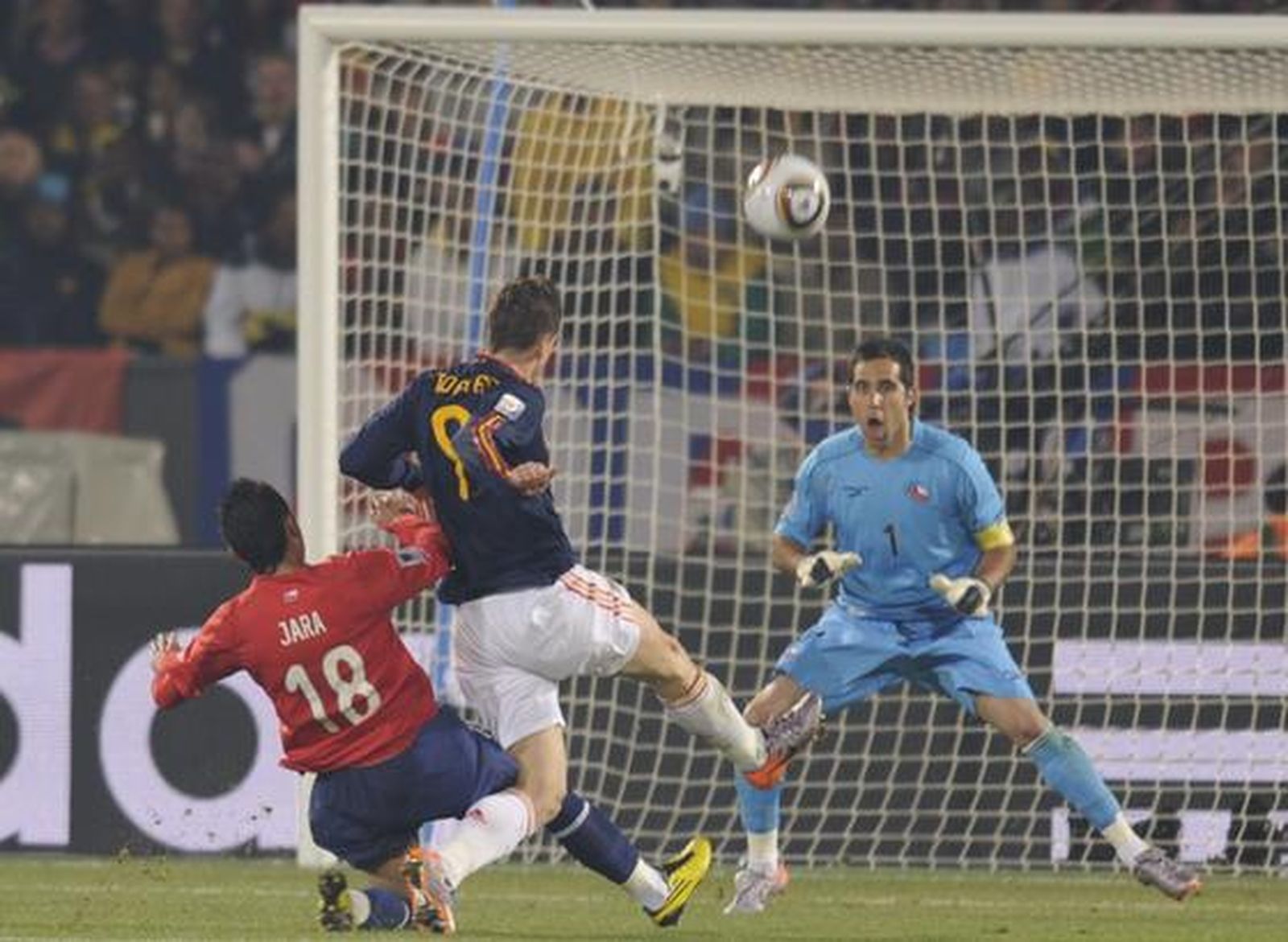 Torres remata fuera en la primera gran oportunidad de España. / Reportaje gráfico: EFE, Reuters, AFP.