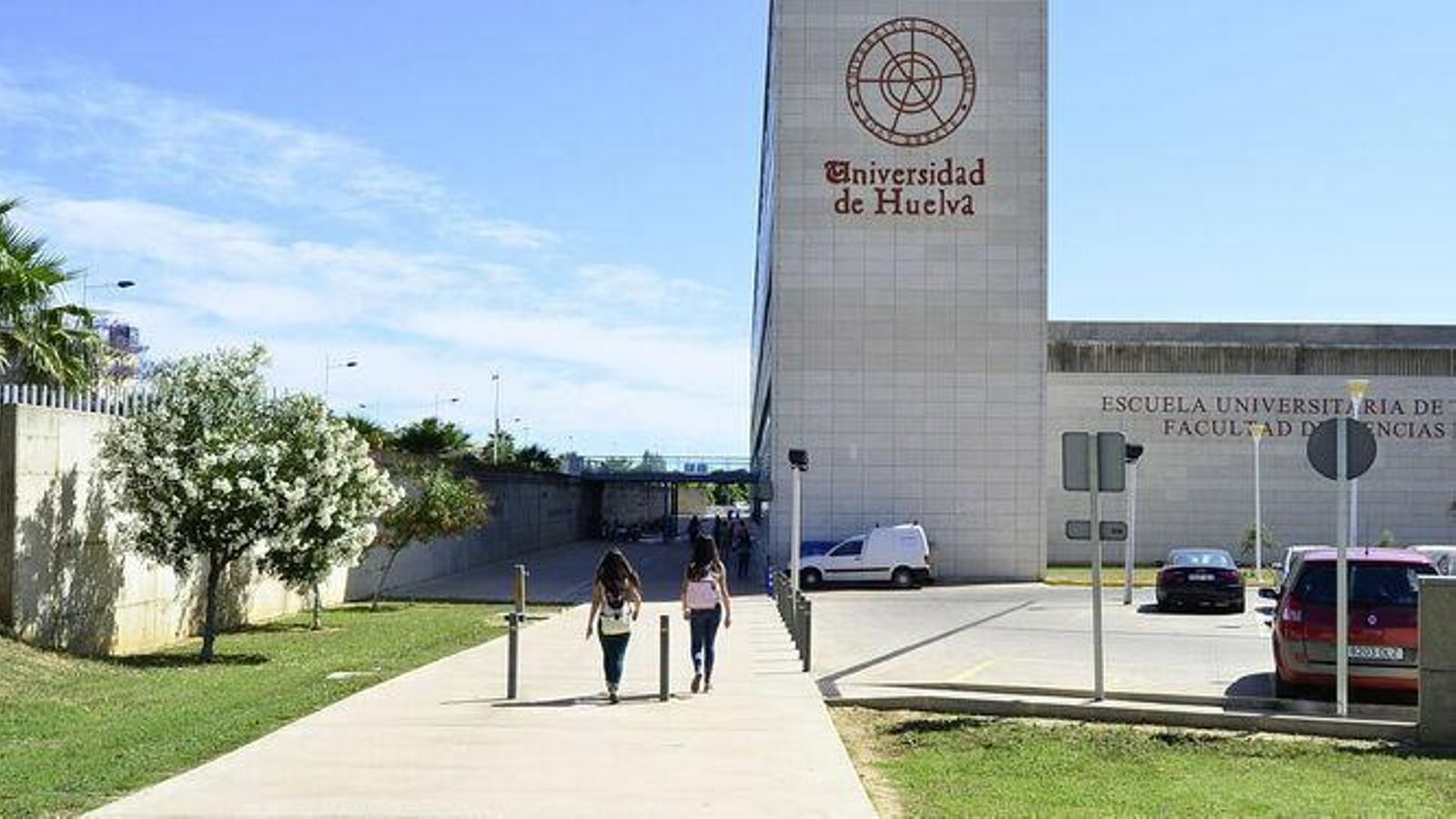 Estudiantes caminando en el campus del Carmen de la UHU. Estudiantes caminando en el campus del Carmen de la UHU.