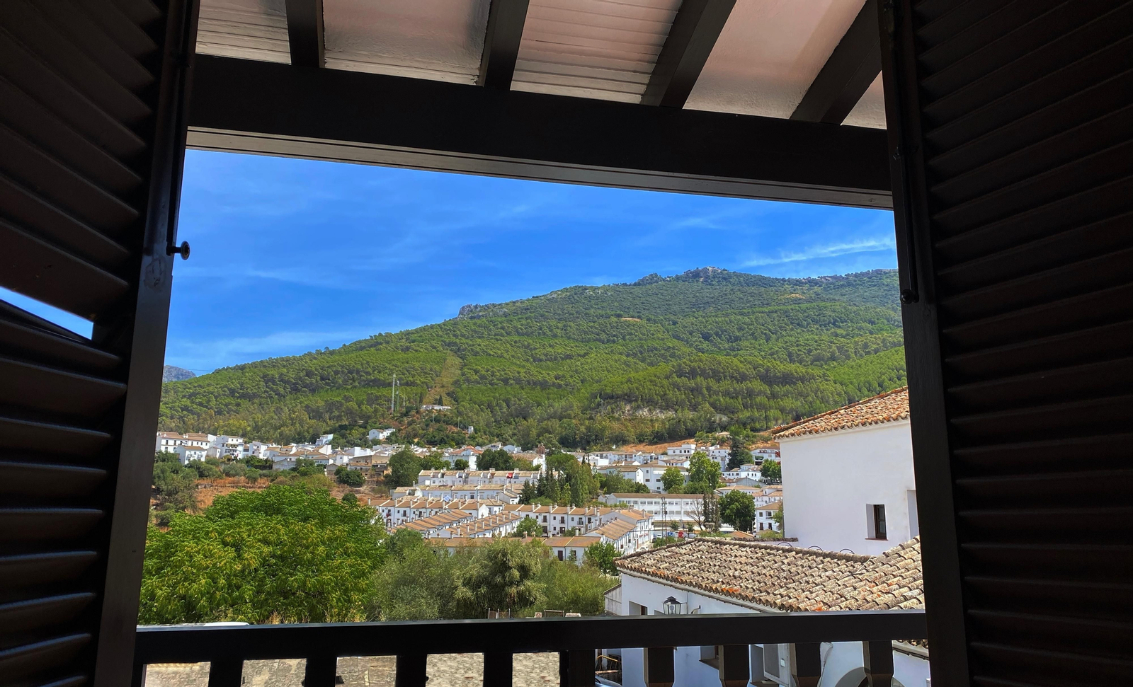 Una vista desde el Hotel Las Truchas al monte Albarracín.
