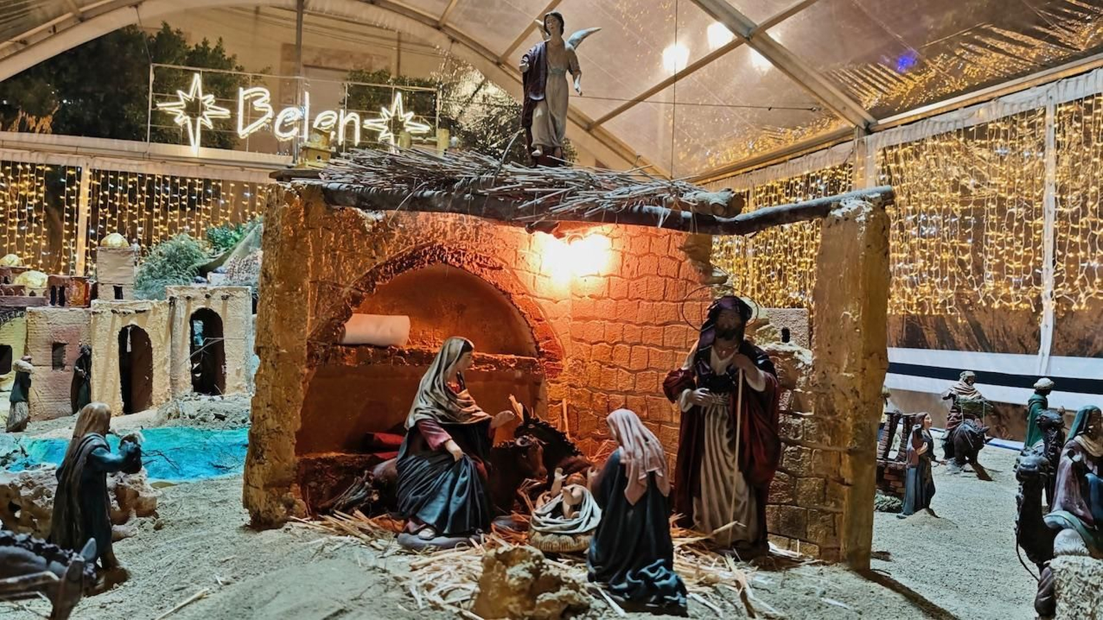 El viento toca, pero no derriba, la inauguración del periodo navideño en Albox