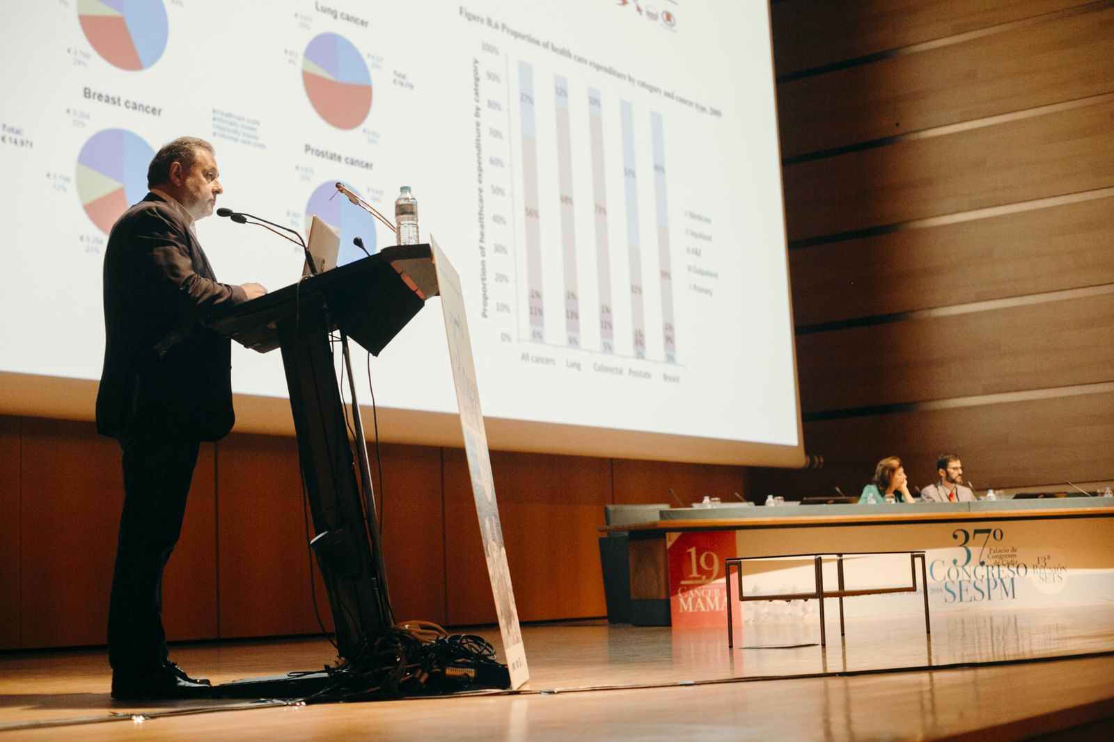 Javier Jaén durante su intervención, con Pilar Moreno y Alejandro Utor al fondo.
