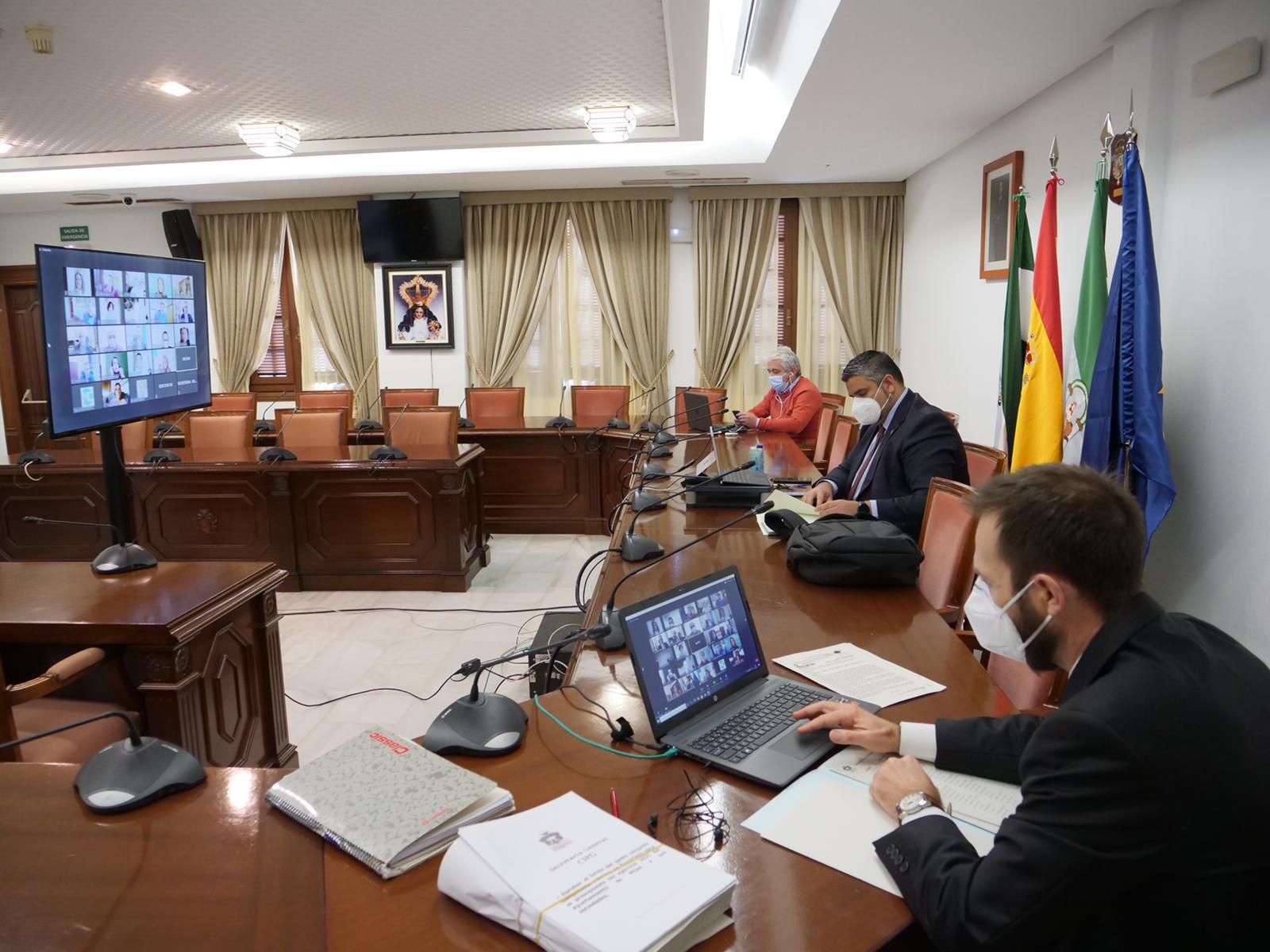 El alcalde de Mijas, Josele González (C.), presidió el Pleno telemático.