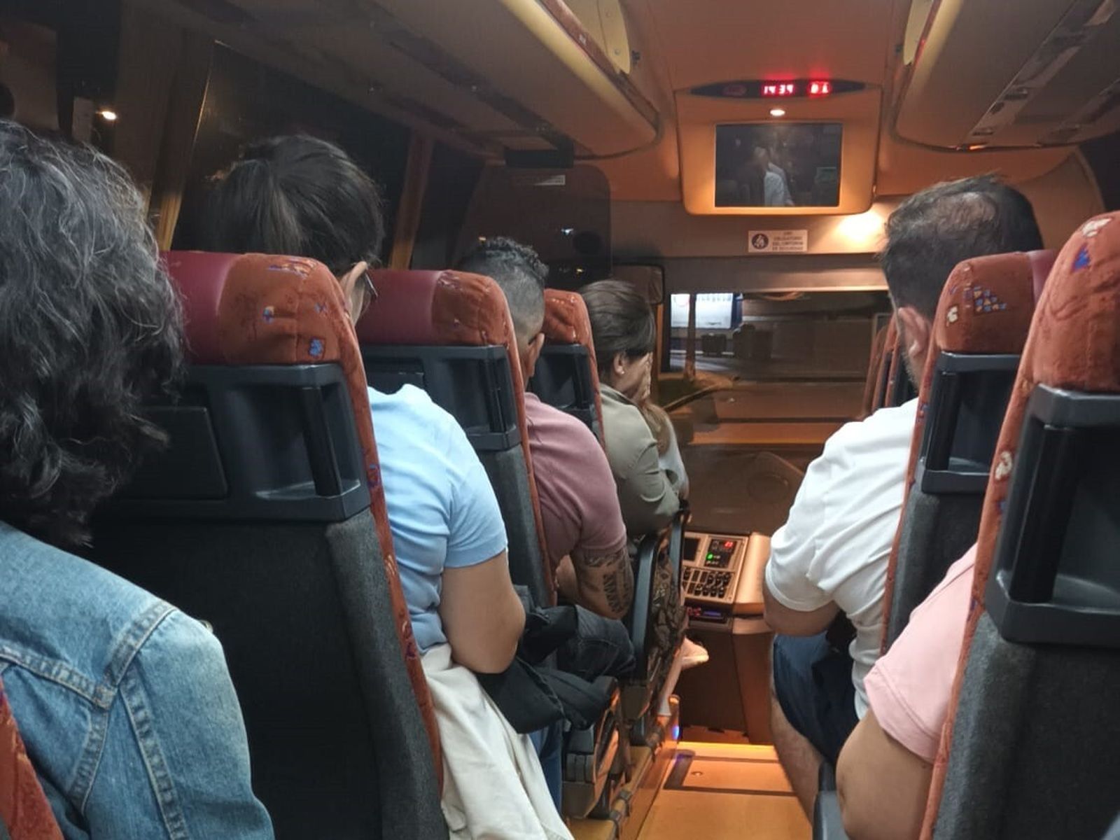 Pasajeros de Renfe son trasladados en autobús.
