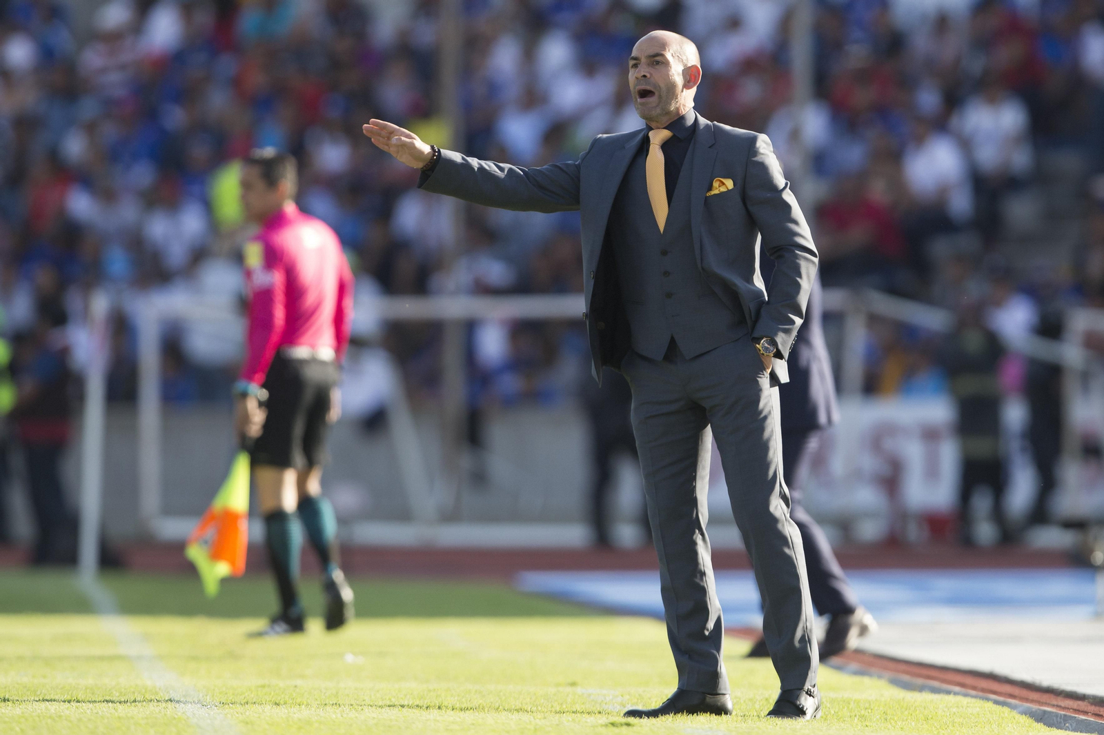 Paco Jémez da instrucciones durante el partido entre Puebla y Cruz Azul de la Liga mexicana.