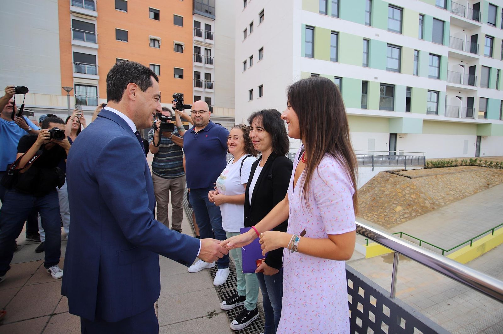 Imágenes de la visita de Juanma Moreno a la promoción de viviendas "Pescadería" en Huelva