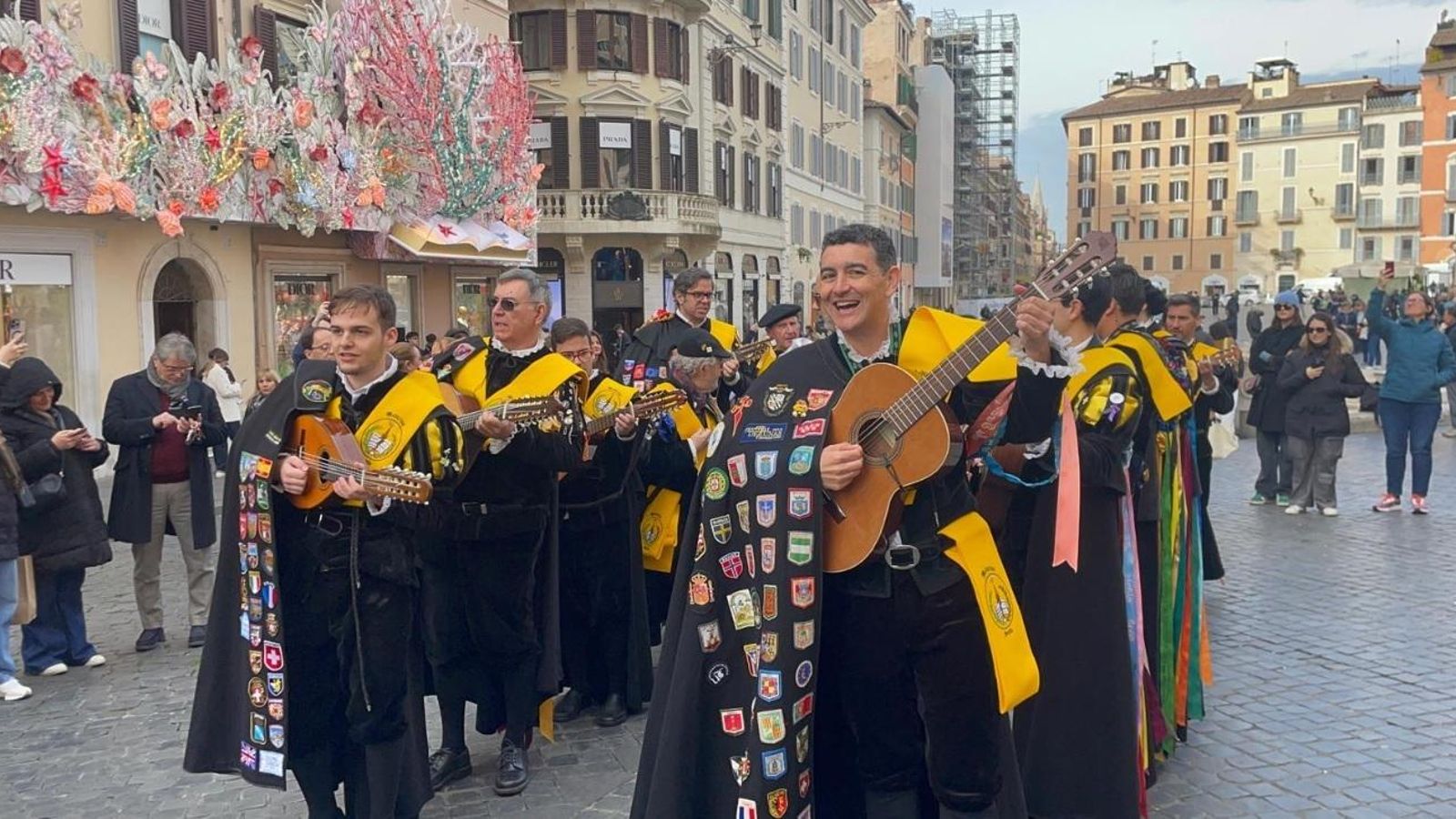 La tuna de Medicina, de ronda por Roma