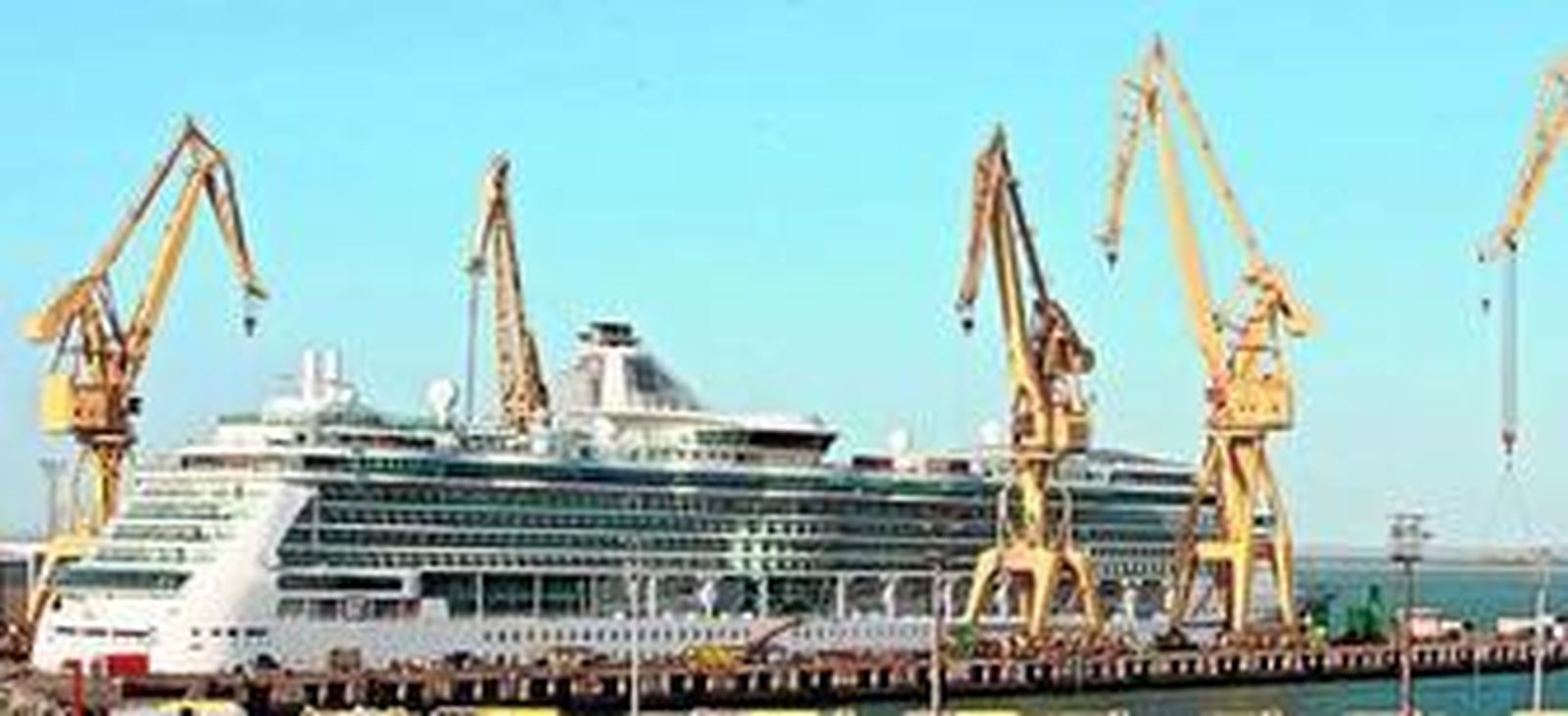 El 'Brillance of the Seas' reposa aún en el dique 4 del astillero de reparaciones de Cádiz.