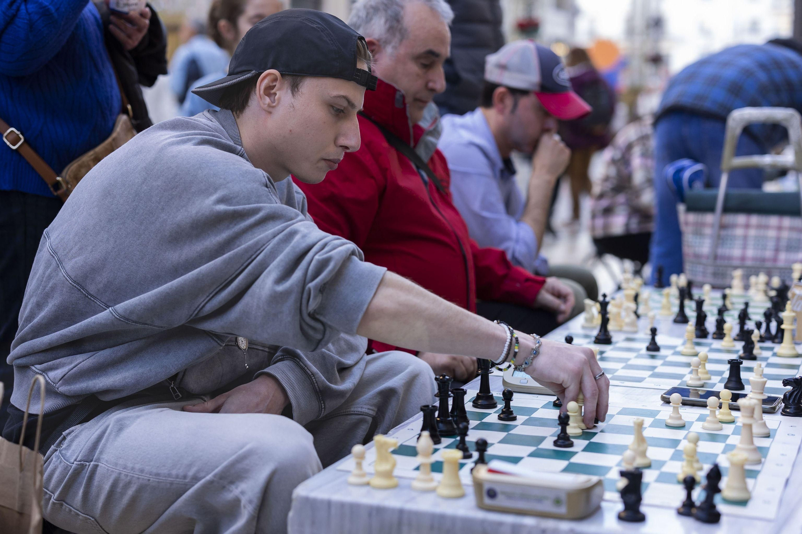 Un joven jugando al ajedrez en la calle Larios.