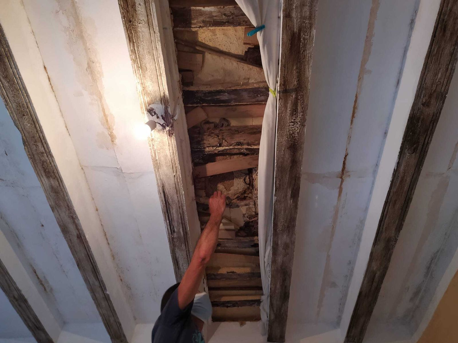 Imagen de la vivienda en mal estado de la que será desahuciada la familia que la habita.