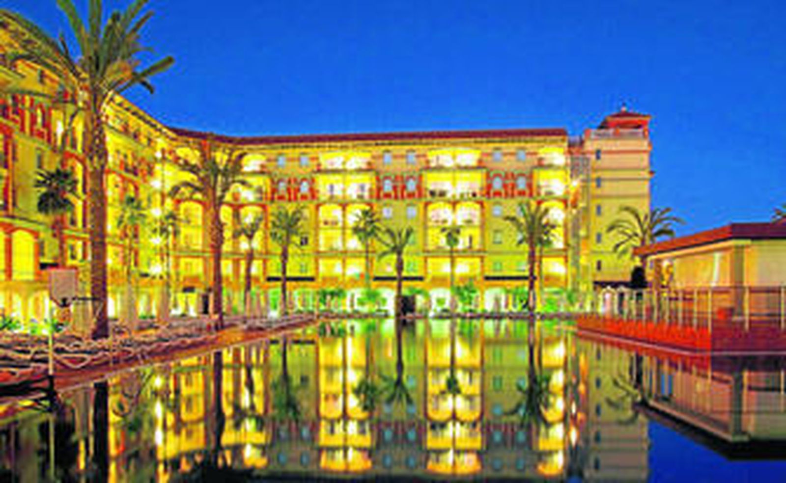 Piscina y hotel del Asur Islantilla Suites & Spa.