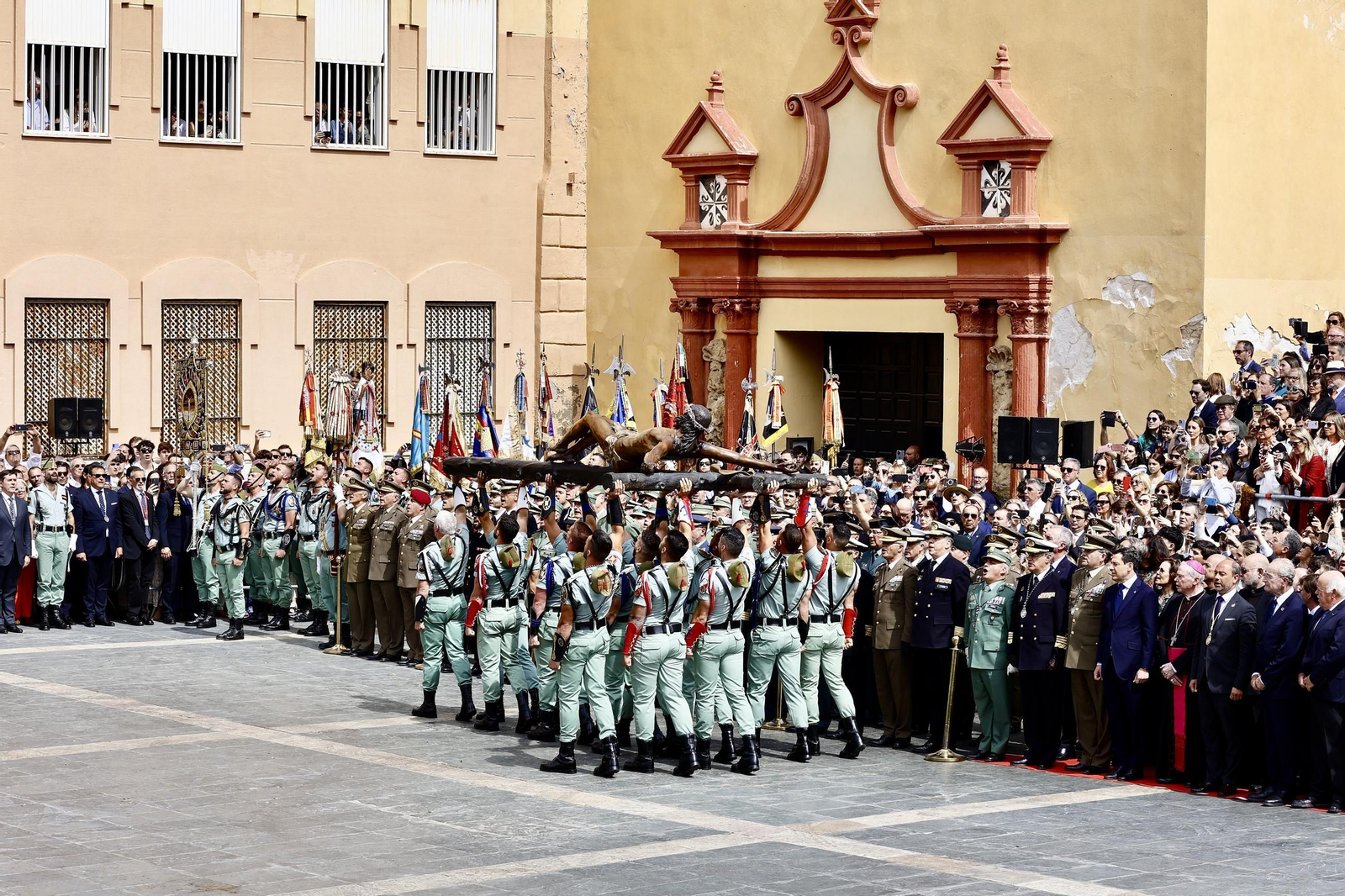 Las fotos de la Legión en el traslado del Cristo de Mena en Málaga este Jueves Santo