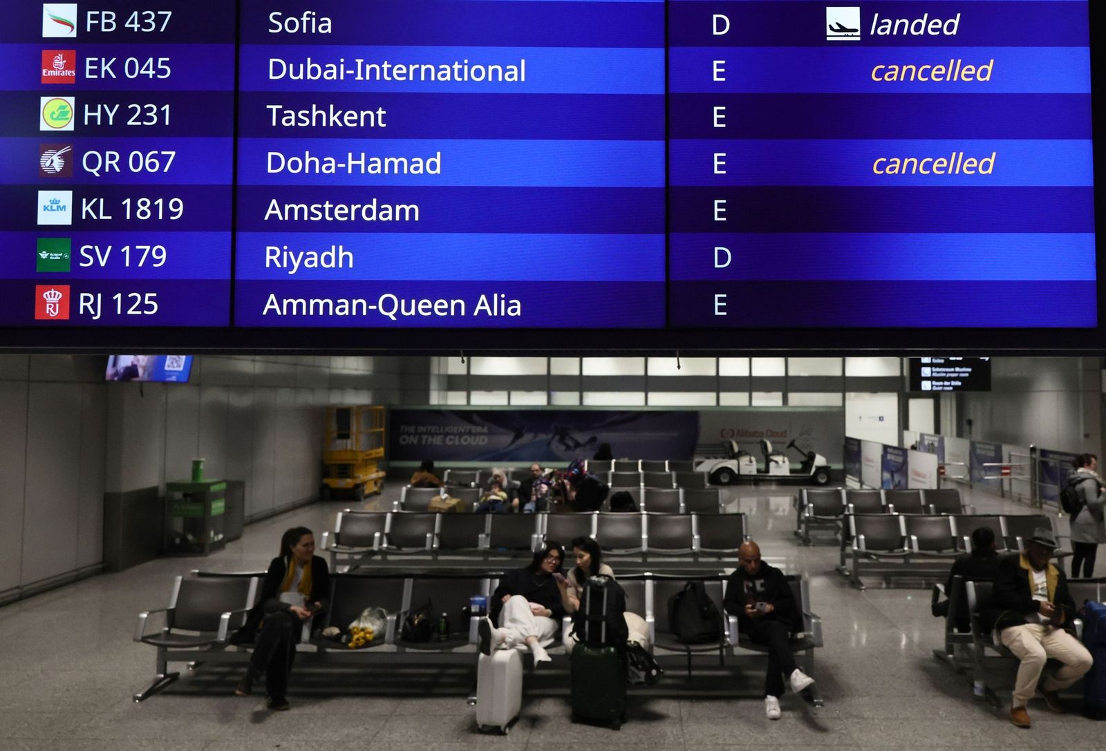 Viajeros esperando en el aeropuerto de Frankfurt.