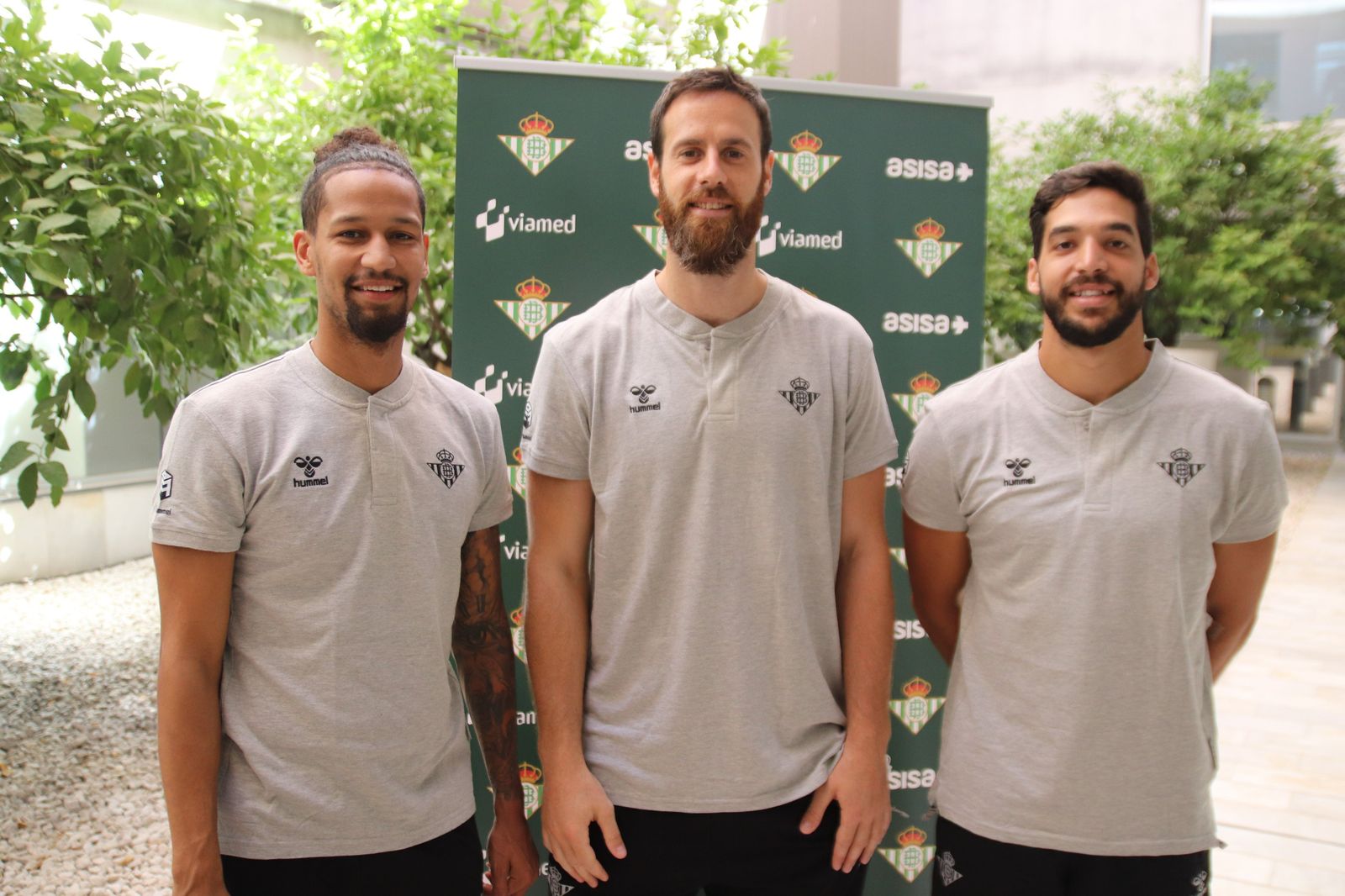 Jeremiah Hill, Pablo Almazán y Pepe Pozas, en el hospital Santa Ángela de la Cruz.