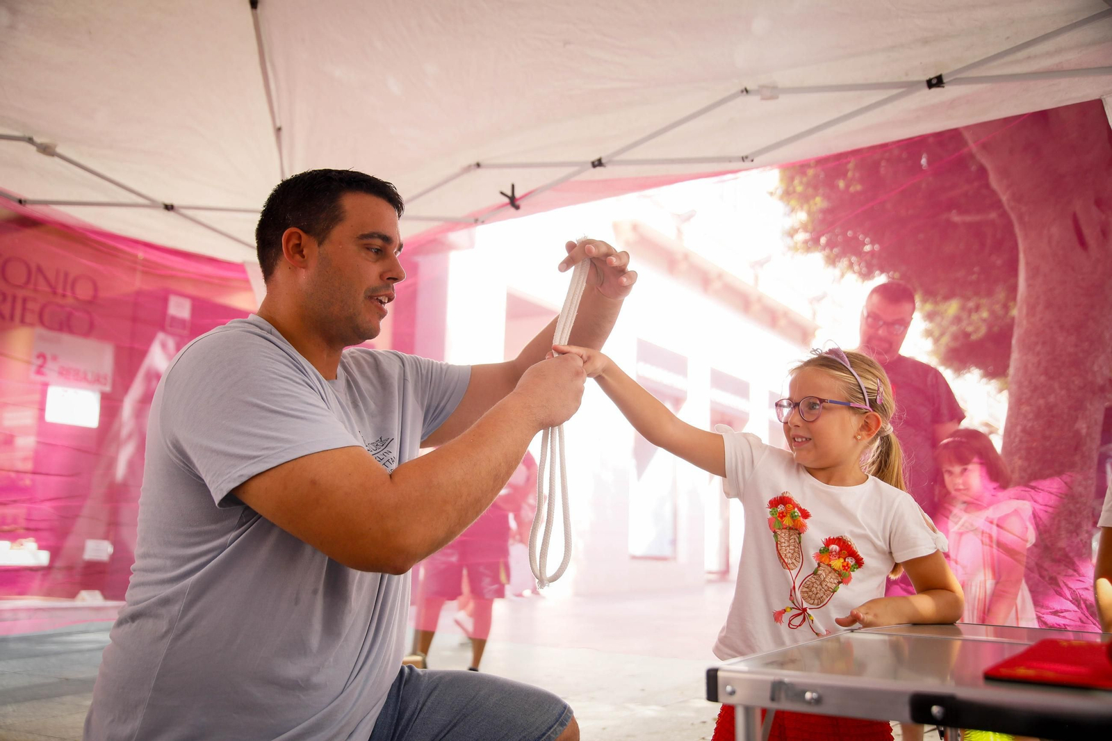 Las mejores imágenes del espectáculo 'Magia en la Calle' en el Paseo de Almería