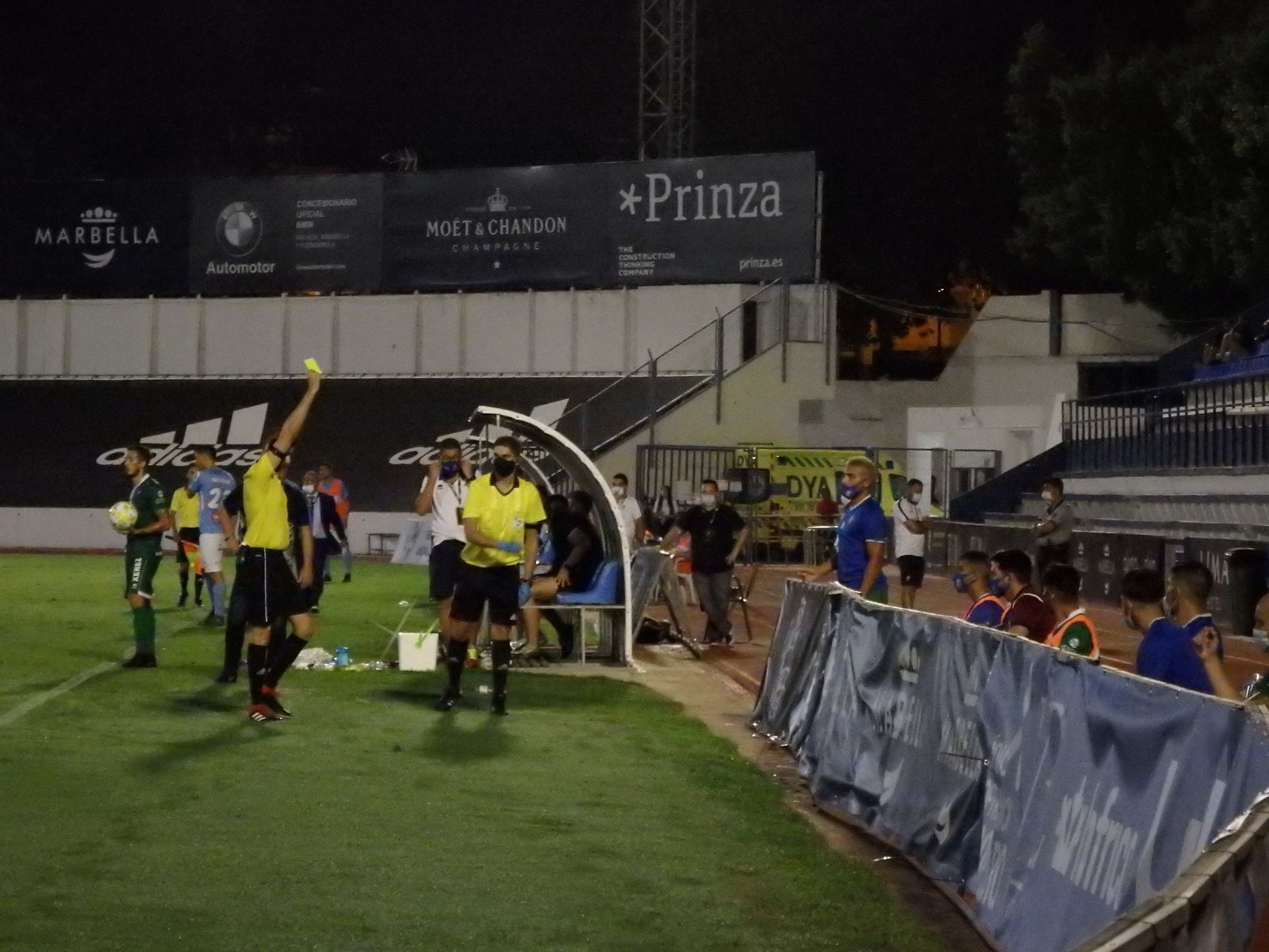 Alcaraz Yañez muestra una amarilla a un integrante del banquillo azulino en Marbella.