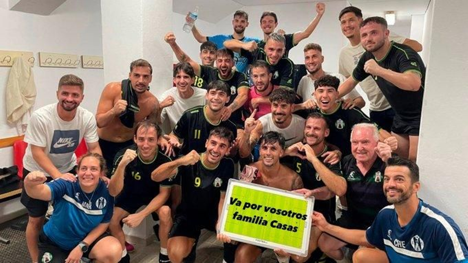 La plantilla del Atlético Mancha Real celebra el pase en el vesutario motrileño.