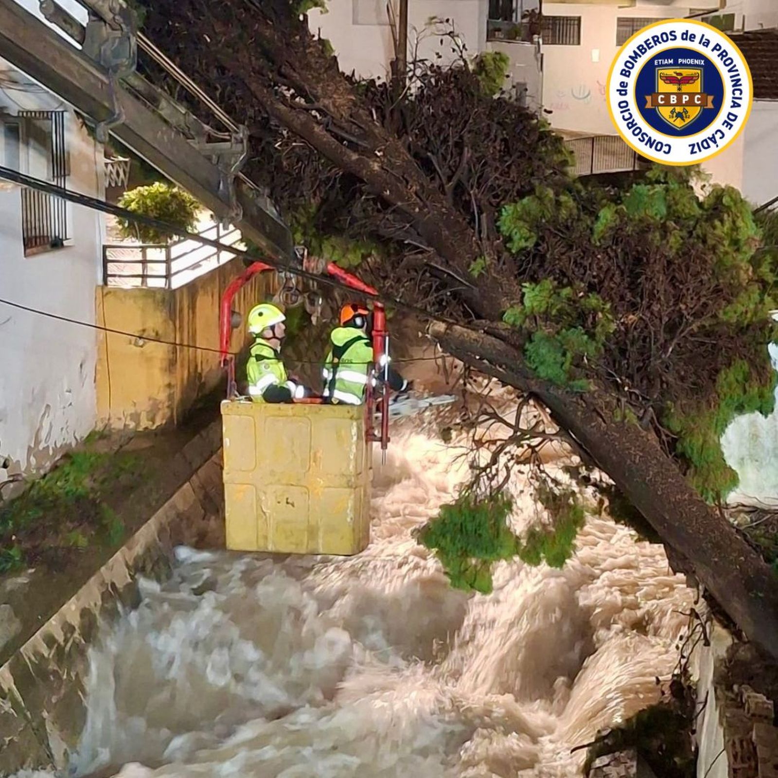 Efectivos del Consorcio de Bomberos actúan junto al río en  Ubrique.