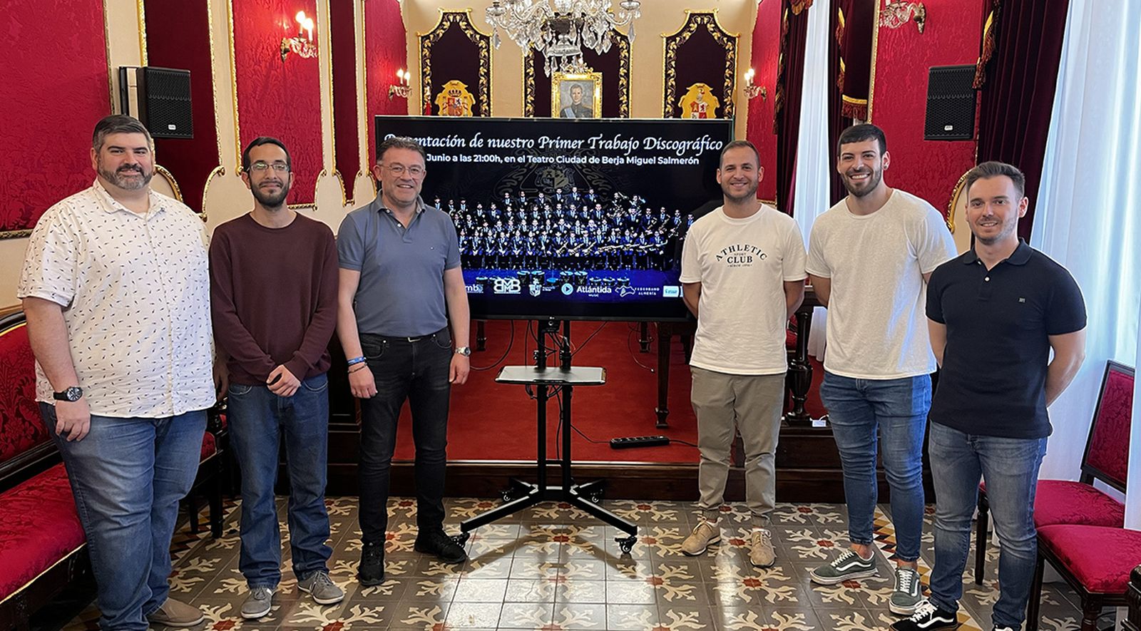 Miembros de la Banda Municipal de Música de Berja con el alcalde de la ciudad