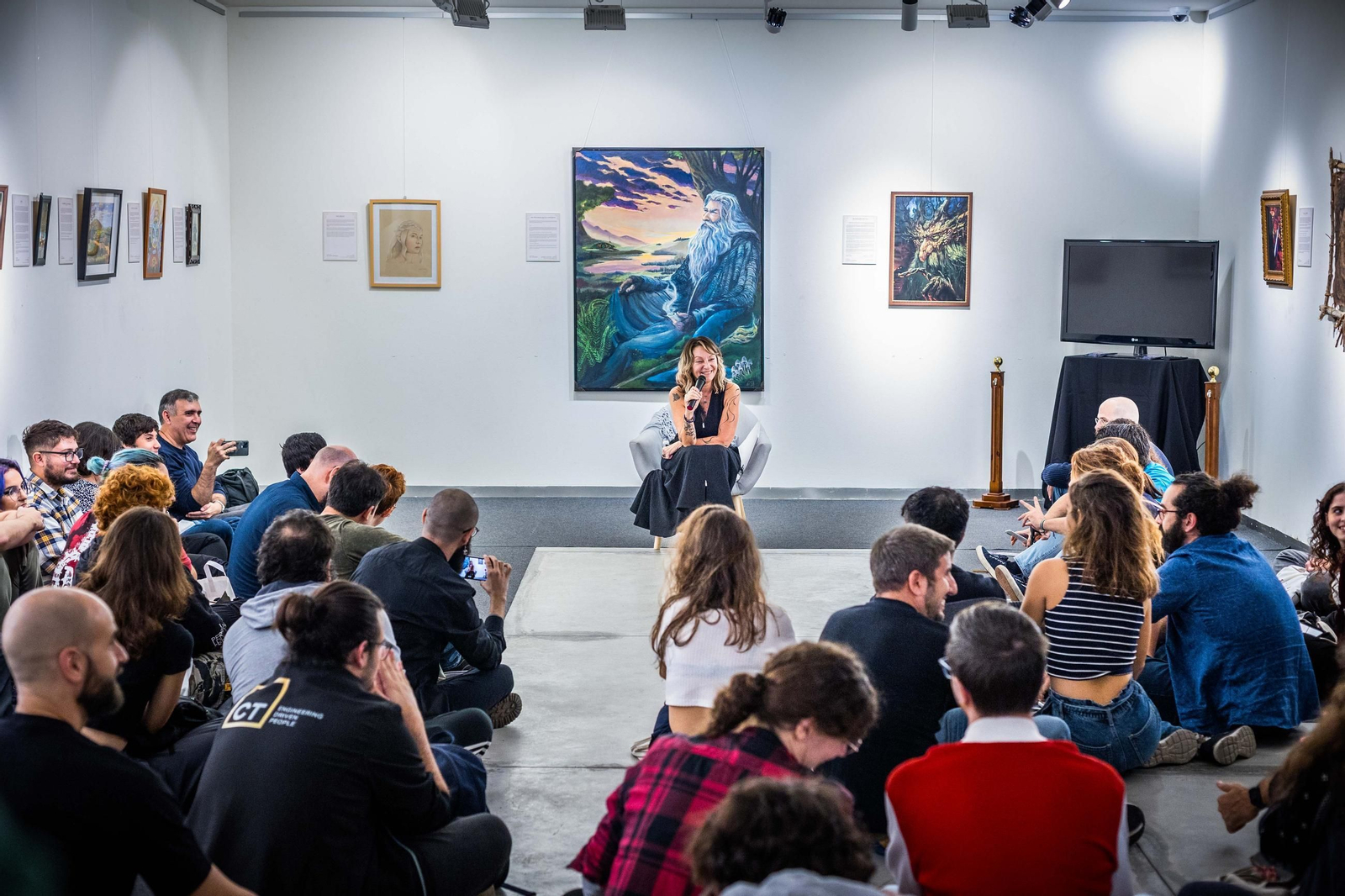 Nuria Mediavilla, voz de Galadriel en la versión española, durante la lectura de extractos de ‘El Señor de los Anillos’ en un abarrotado centro de congresos. Nuria Mediavilla, voz de Galadriel en la versión española, durante la lectura de extractos de ‘El Señor de los Anillos’ en un abarrotado centro de congresos.