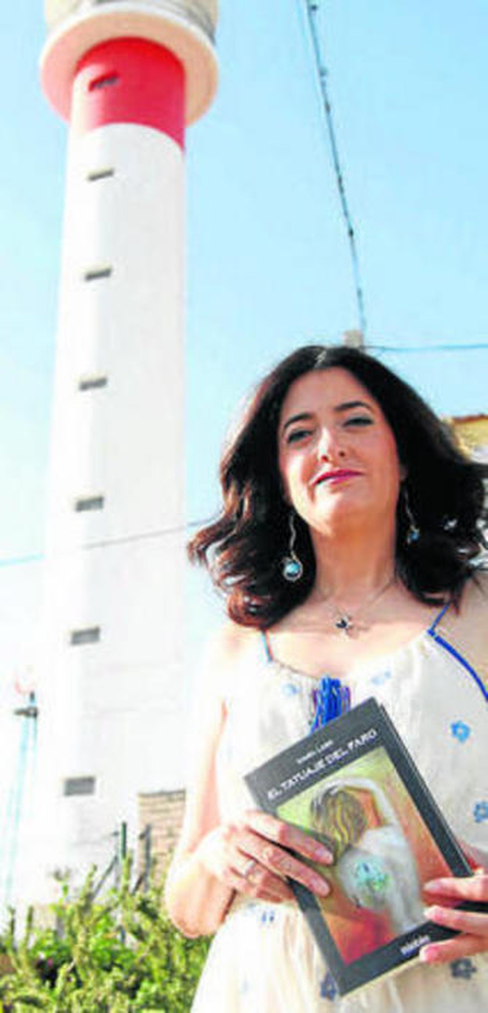 Laso con un ejemplar de su novela.