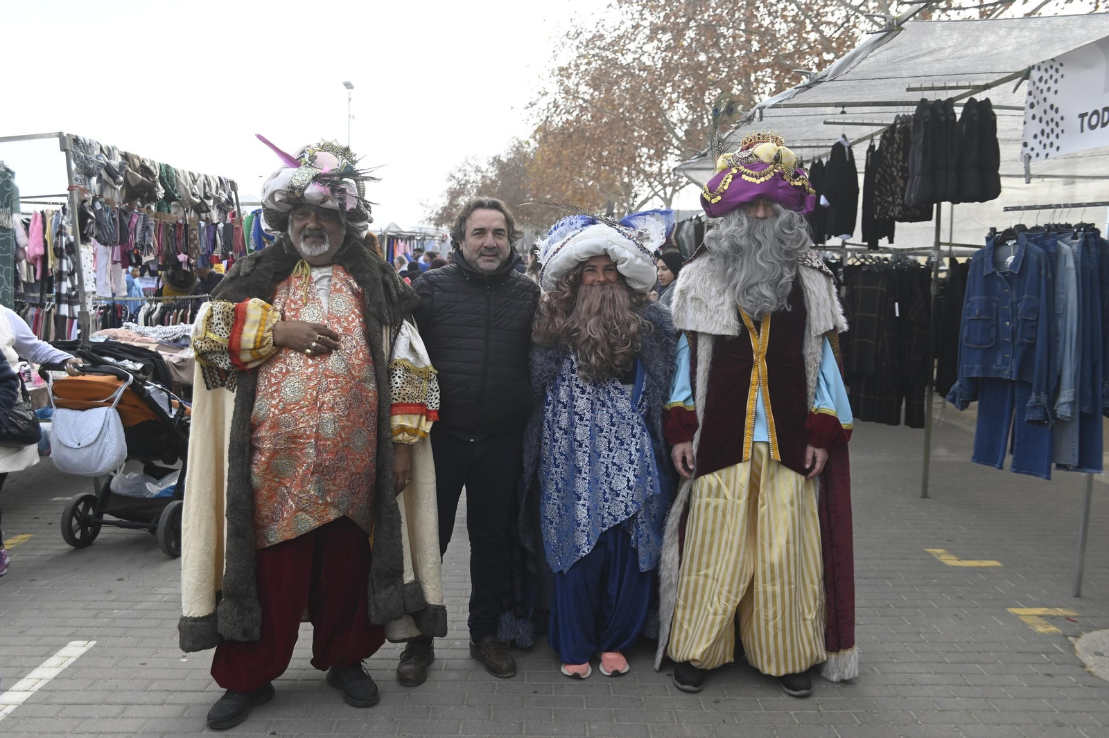 Los Reyes Magos visitan el mercadillo de El Arenal