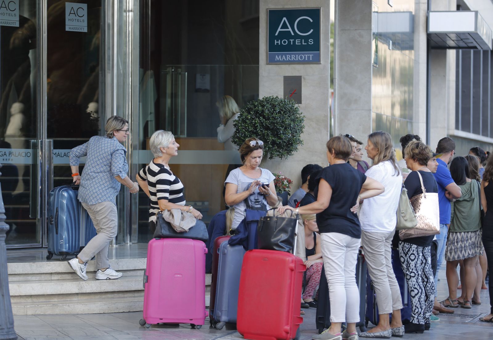 Varios turistas en la puerta del hotel Málaga Palacio