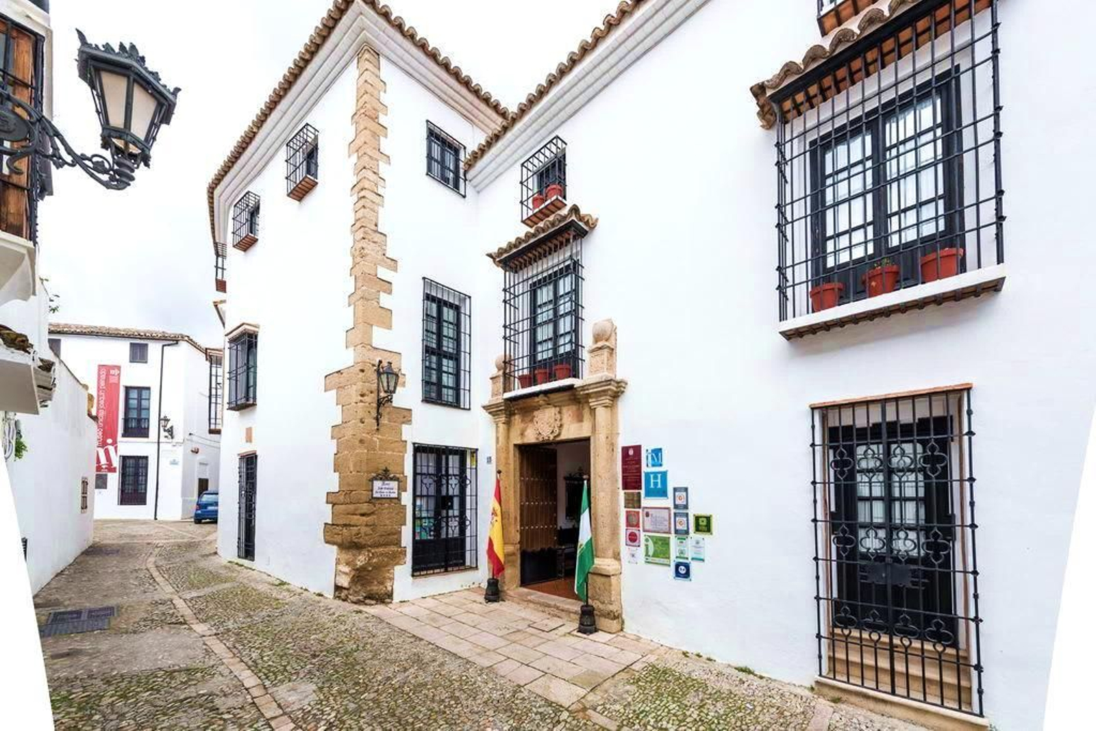 Entrada del hotel San Gabriel.