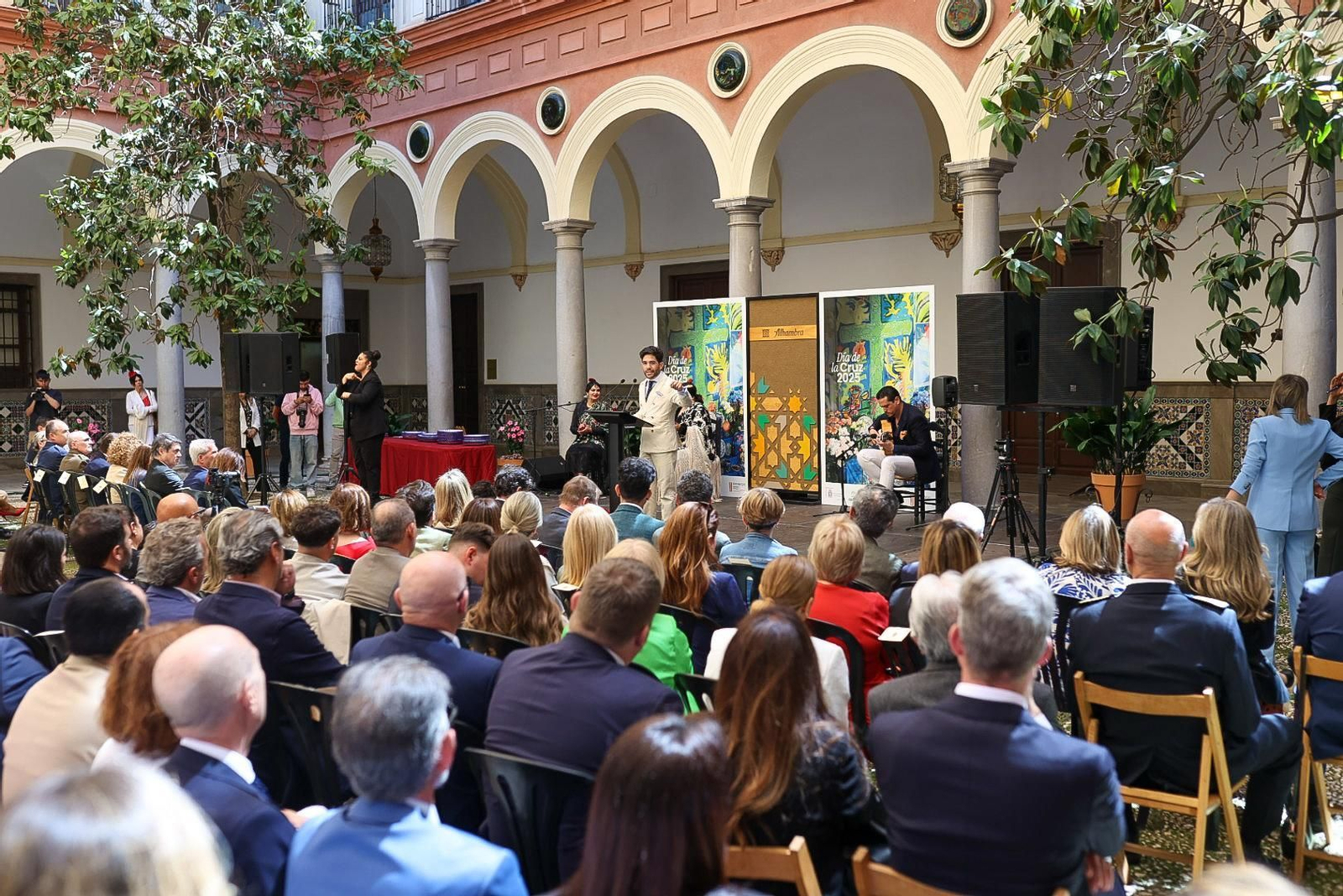 El pregón del Día de la Cruz de Granada, en imágenes
