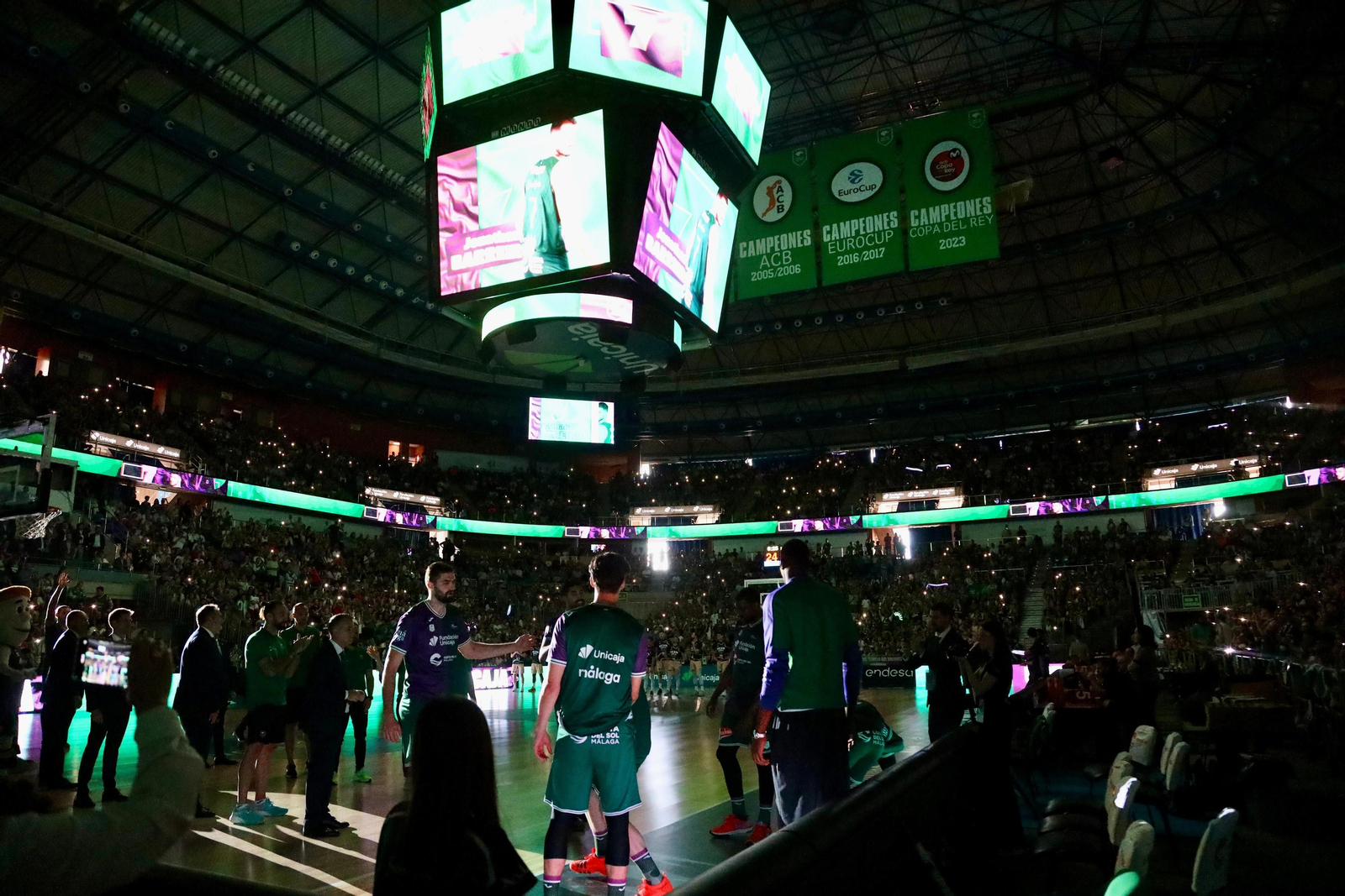 Las fotos de la bandera de campeón de la BCL colgando en el Carpena