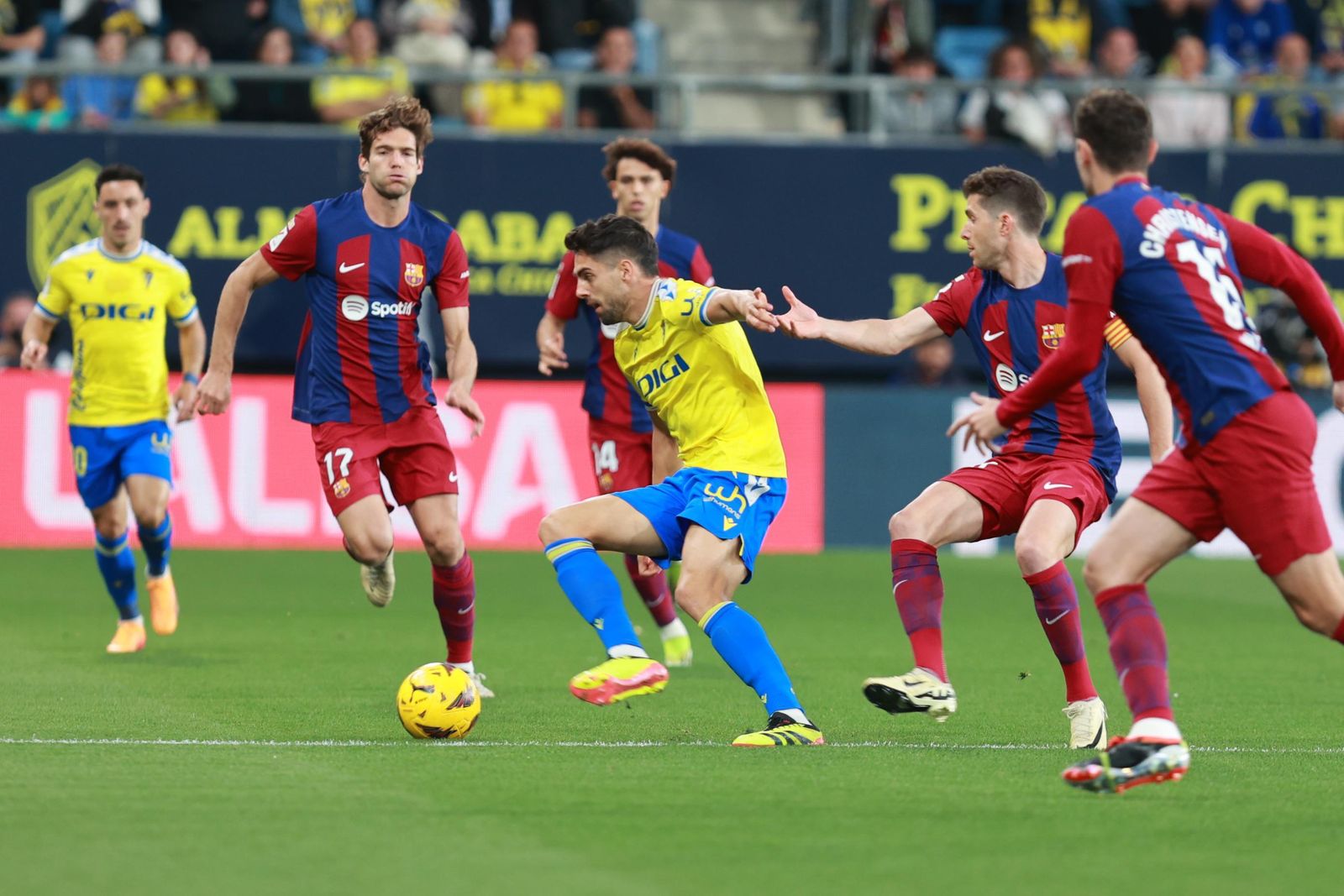 Rubén Sobrino controla el balón rodeado de rivales.