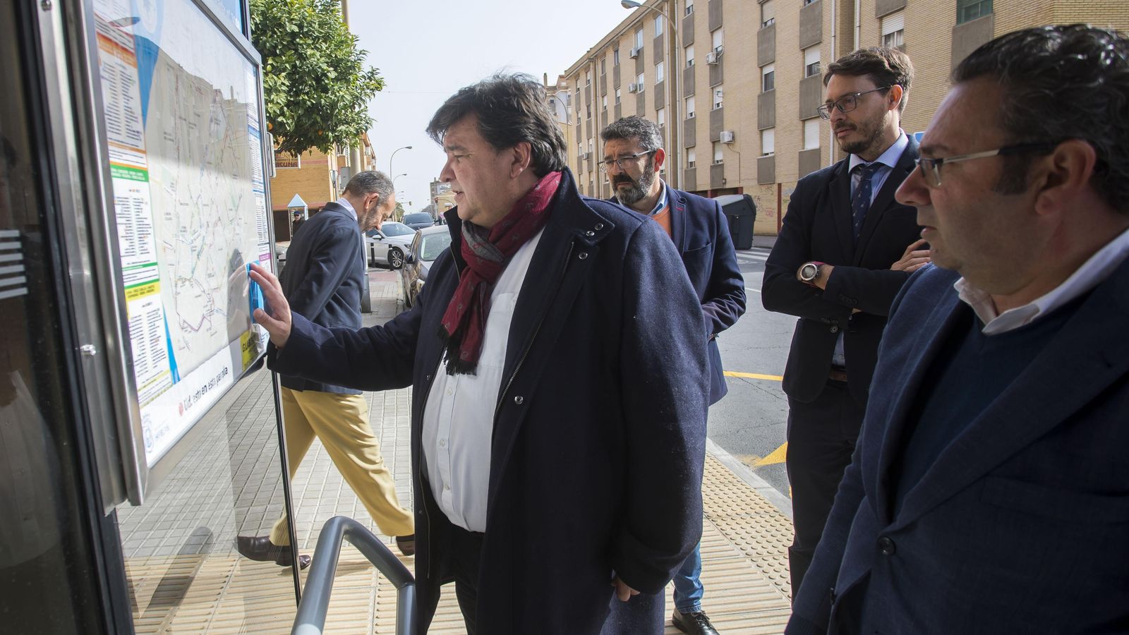 El alcalde de Huelva ha visitado hoy dos de las nuevas marquesinas instaladas