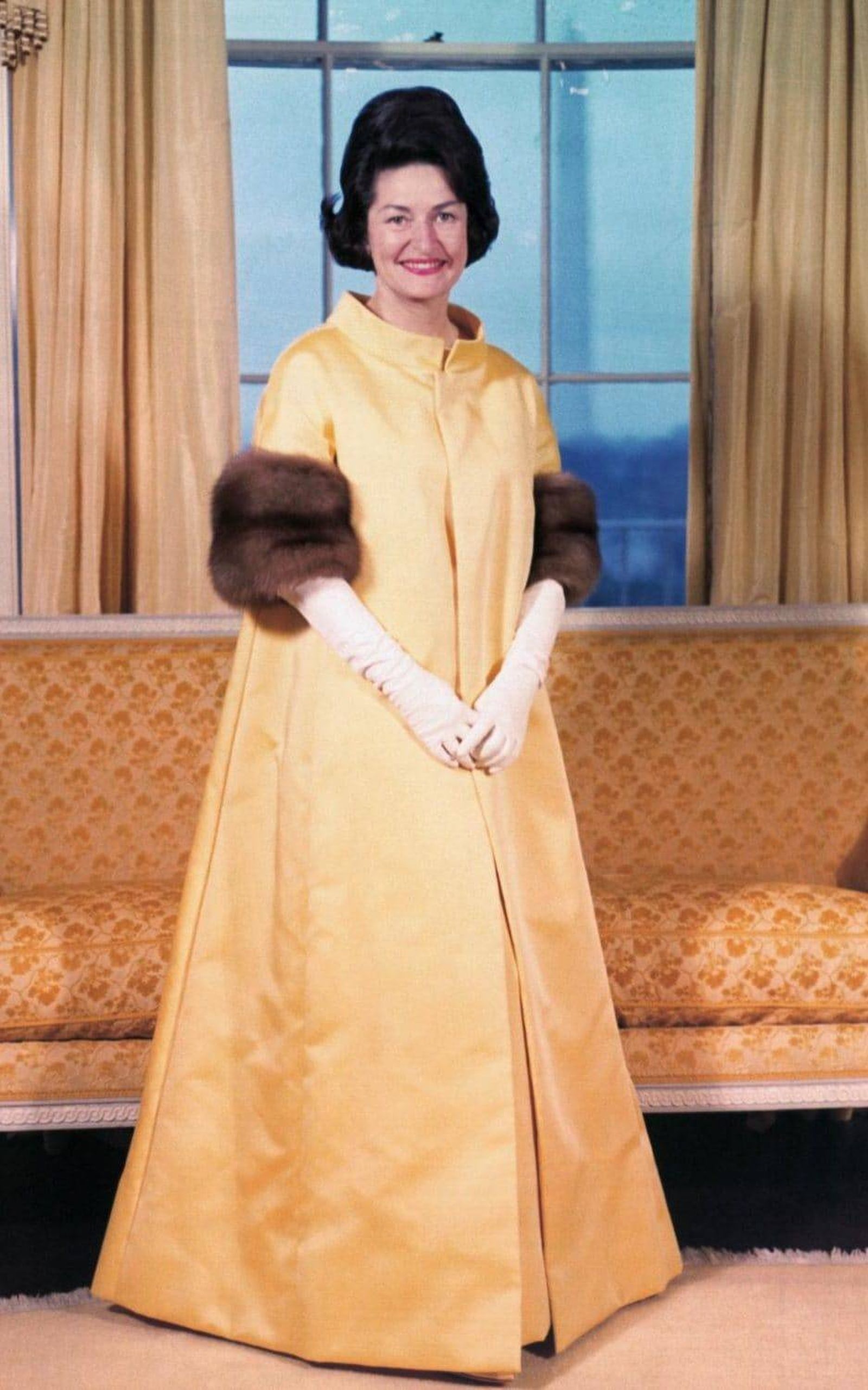 'Lady Bird' Johnson, con el abrigo amarillo de la toma de posesión de su marido.